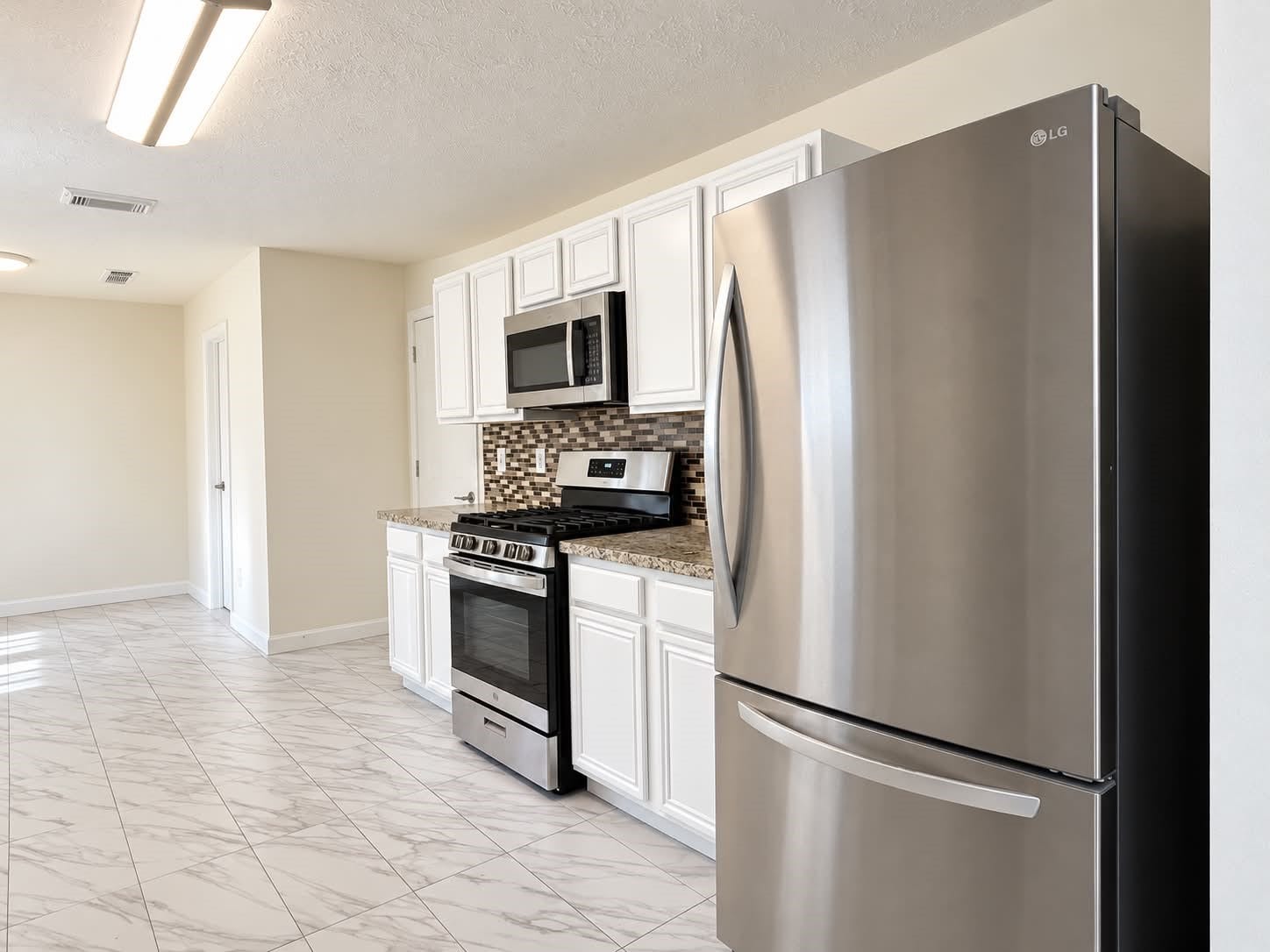 18131 Eganville Circle, Tomball, TX 77377 Refrigerator included