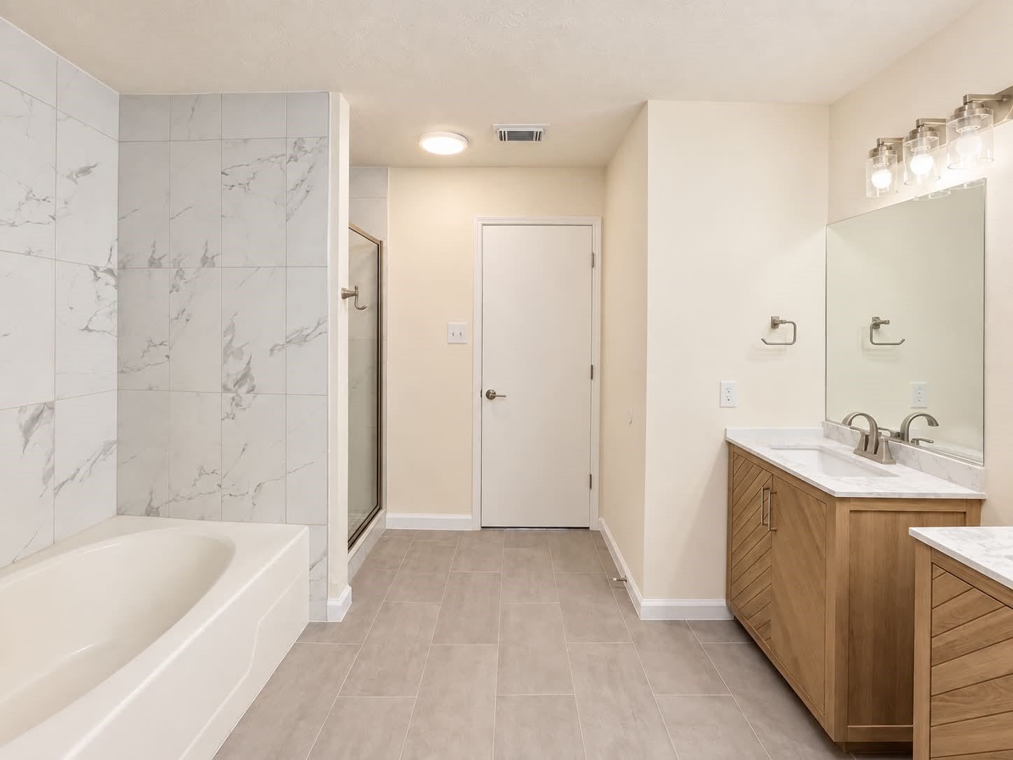 18131 Eganville Circle, Tomball, TX 77377 Separate soaking tub and walk-in shower