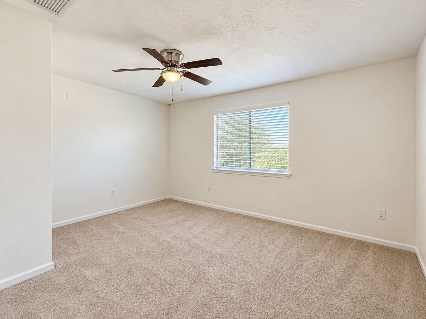 18131 Eganville Circle, Tomball, TX 77377 This versatile flex room can be used as a game room, home office, playroom, gym etc. The possibilities are endess!