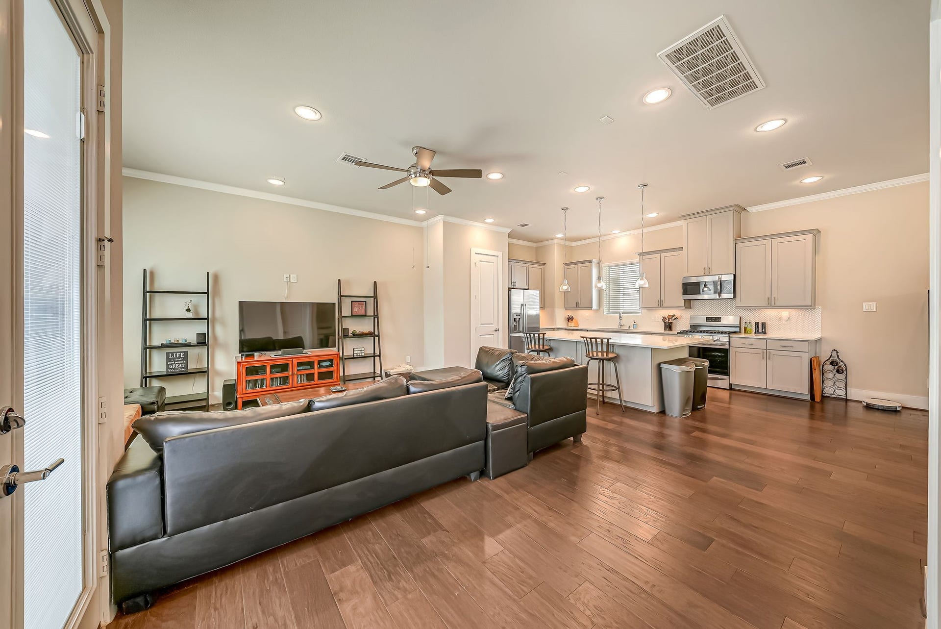 5916 Petty Street, #A, Houston, TX 77007 Open-concept family room designed for entertaining, featuring direct access to the gourmet kitchen and oversized island.