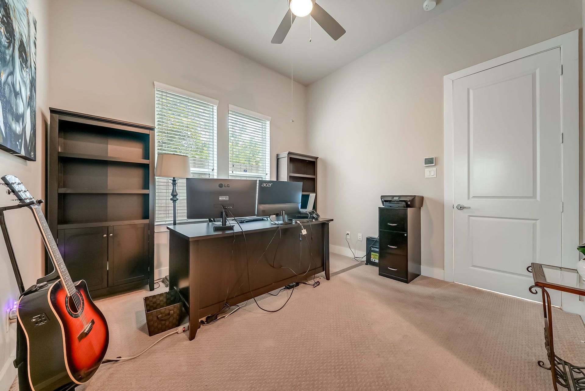 5916 Petty Street, #A, Houston, TX 77007 Flexible third bedroom that can easily function as a private home office, study, or guest suite.