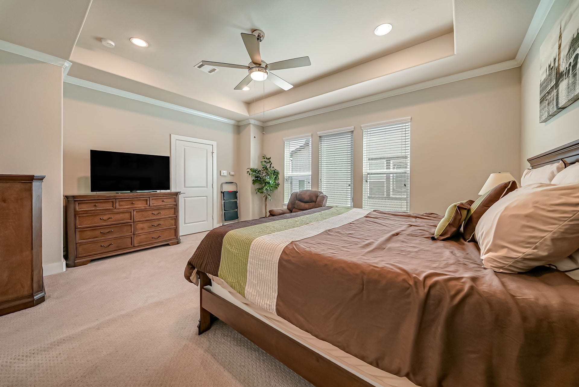 5916 Petty Street, #A, Houston, TX 77007 Generously sized primary suite offering a private retreat with ensuite bath and walk-in closet.