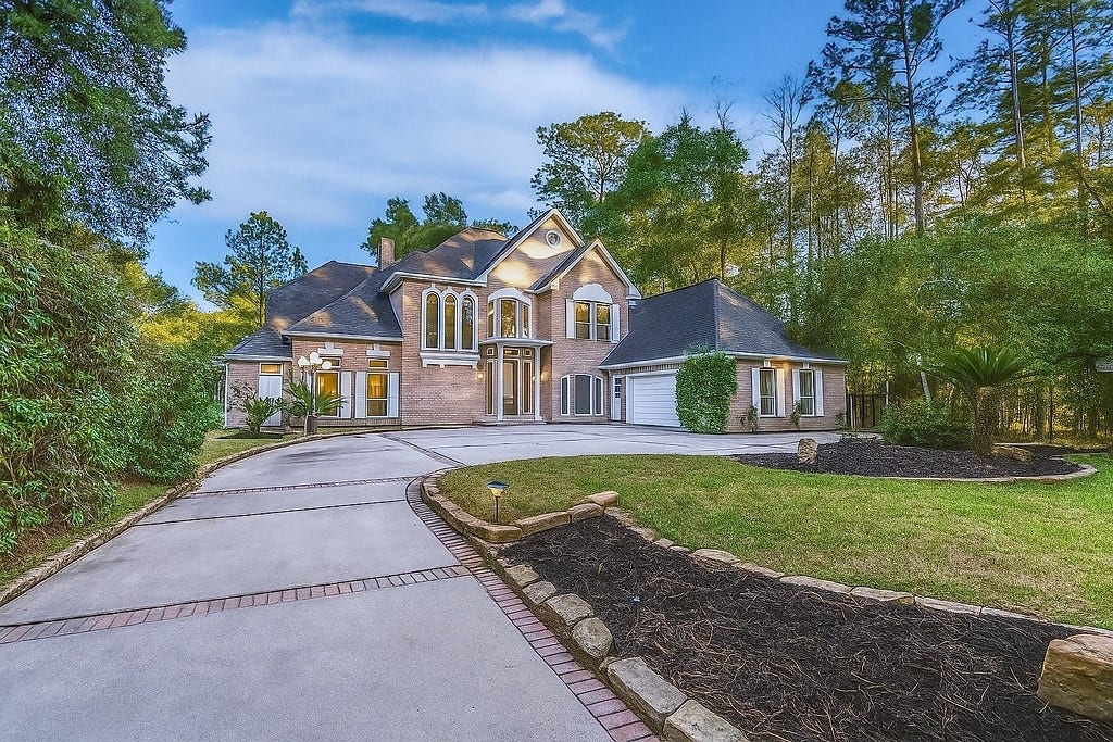 3230 Lake Island Drive, Montgomery, TX 77356 Beautiful home with circular driveway