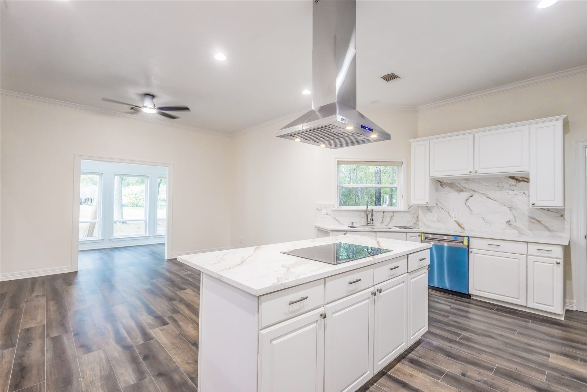 3230 Lake Island Drive, Montgomery, TX 77356 Anotjet angle of the kitchen looking into sun room