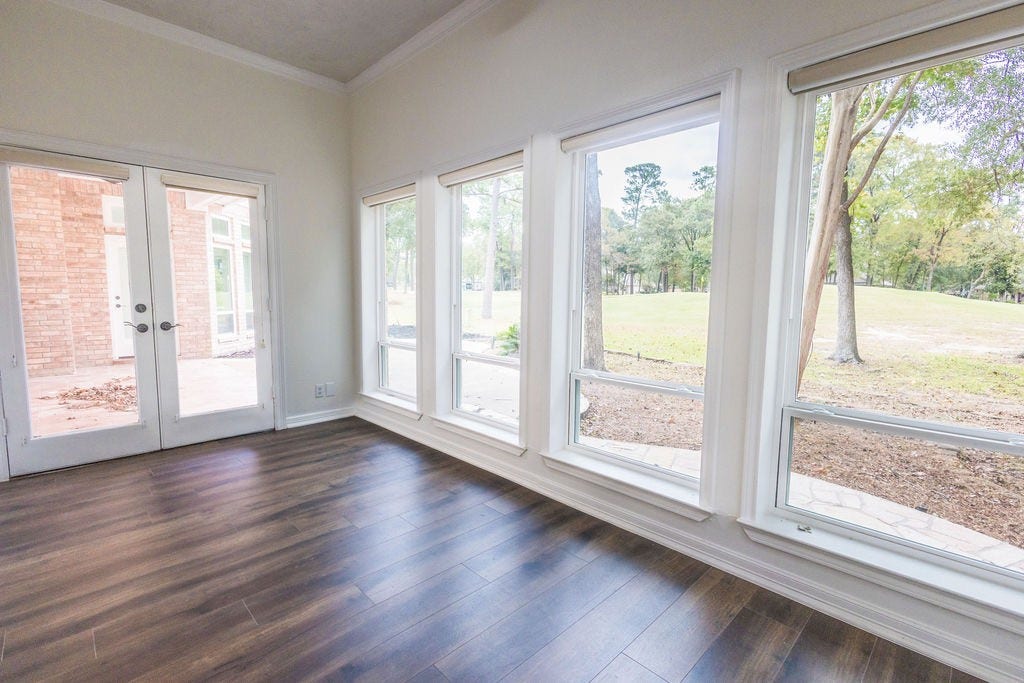 3230 Lake Island Drive, Montgomery, TX 77356 Sun room, game room, dining room or whatever your heart desire. This flex room has a fantastic view of the Golfcourse