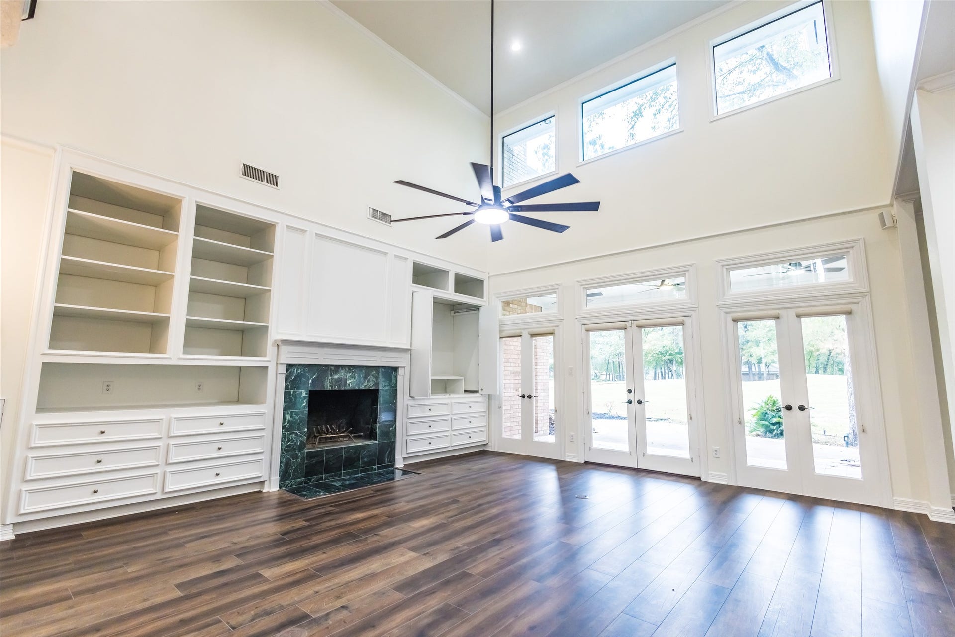 3230 Lake Island Drive, Montgomery, TX 77356 Living room looking at the golfcourse