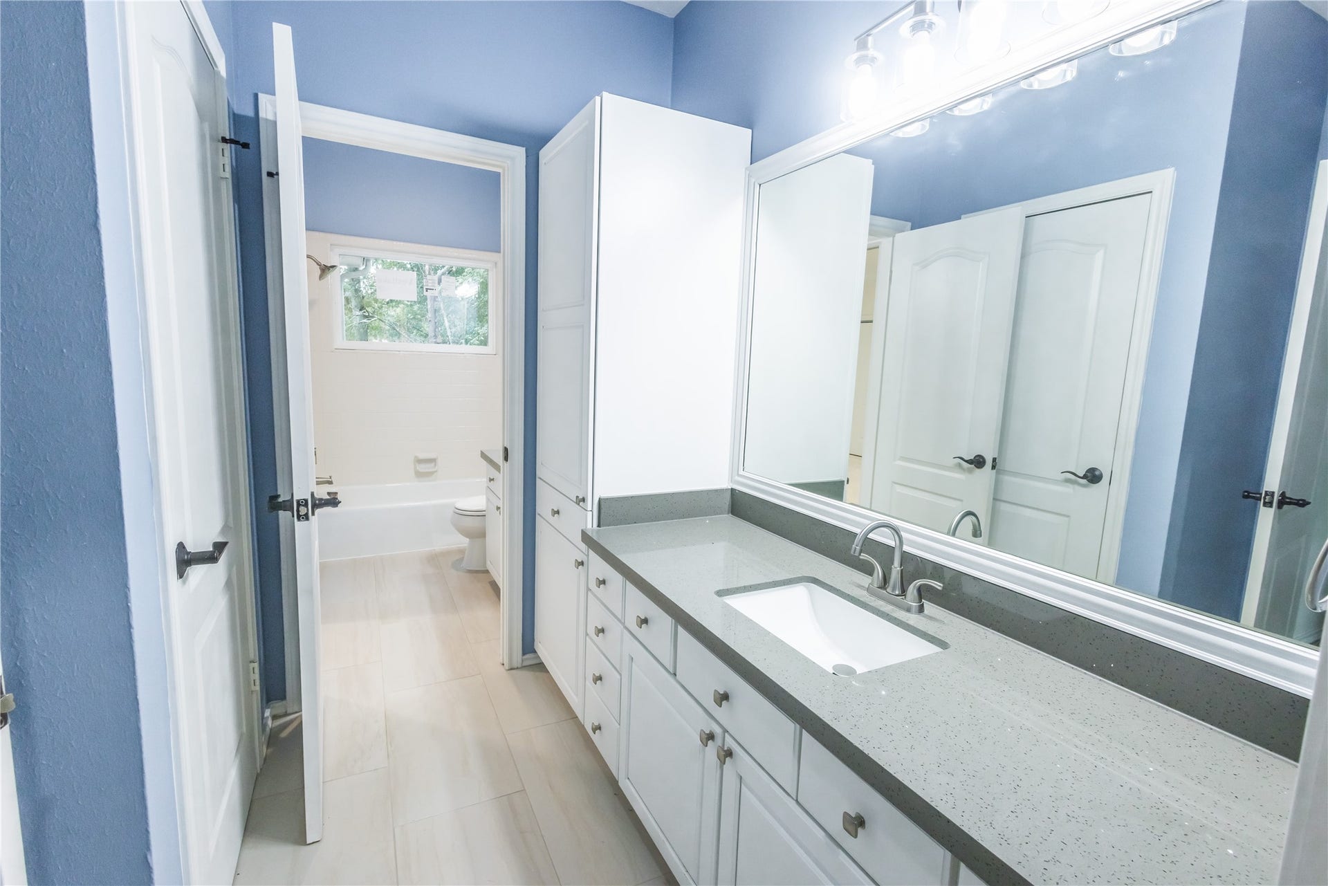 3230 Lake Island Drive, Montgomery, TX 77356 Secondary bathroom upstairs