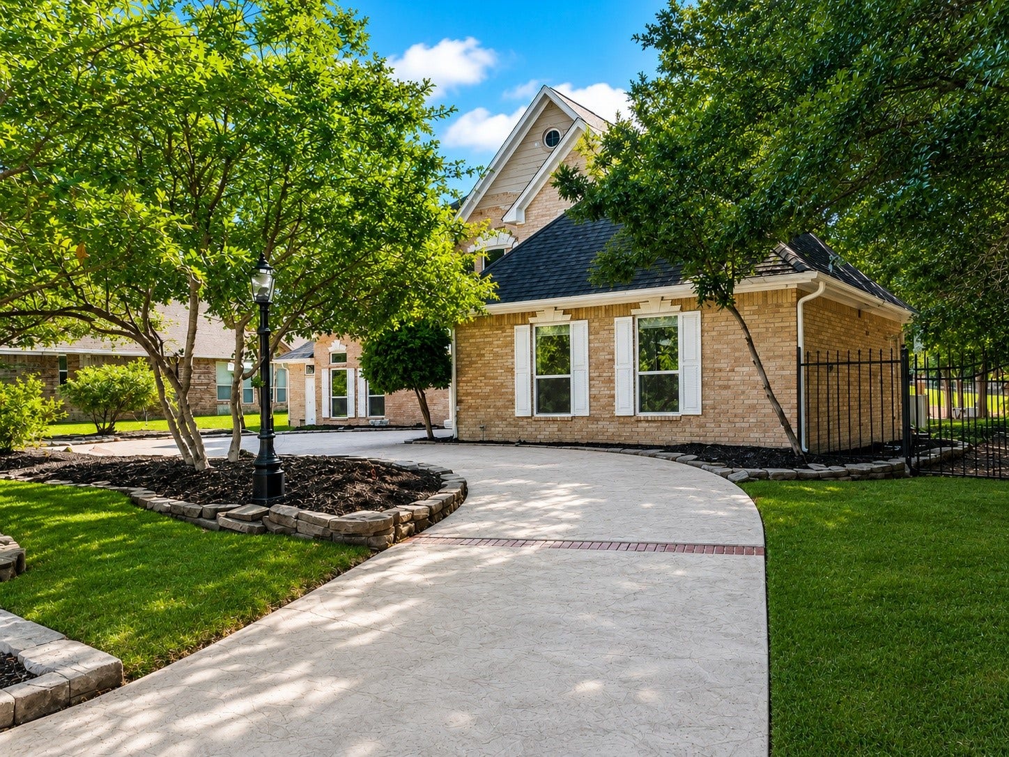3230 Lake Island Drive, Montgomery, TX 77356 Circular Driveway