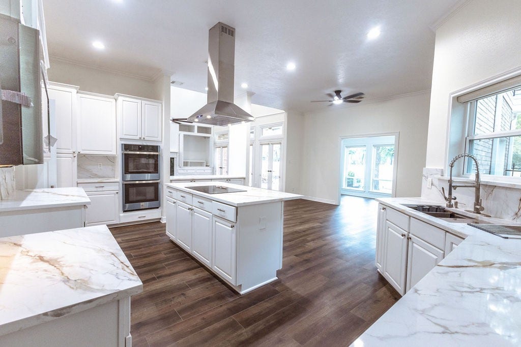 3230 Lake Island Drive, Montgomery, TX 77356 Perfect kitchen to throw parties and cook for your guests.