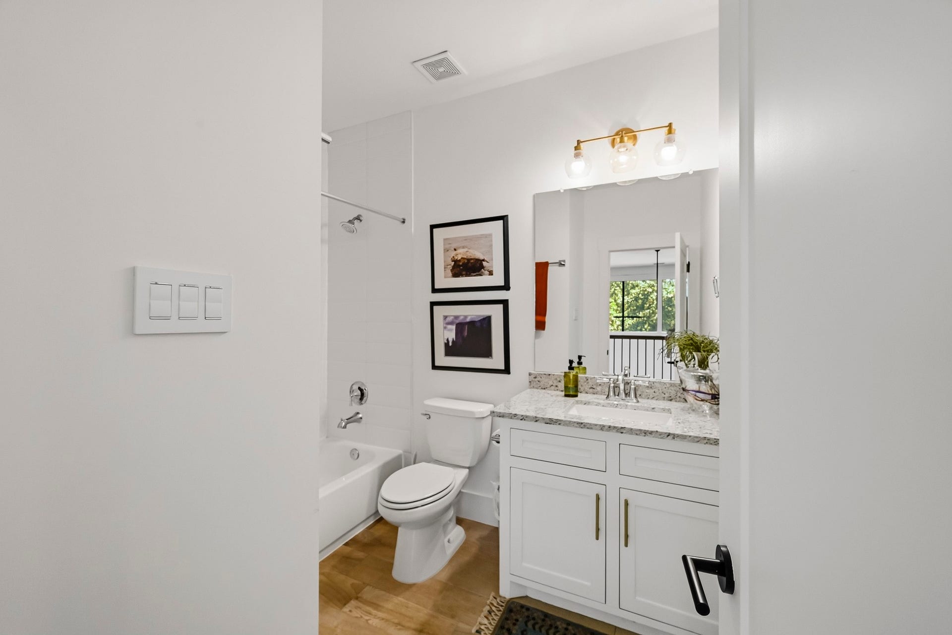 Additional upstairs guest bathroom