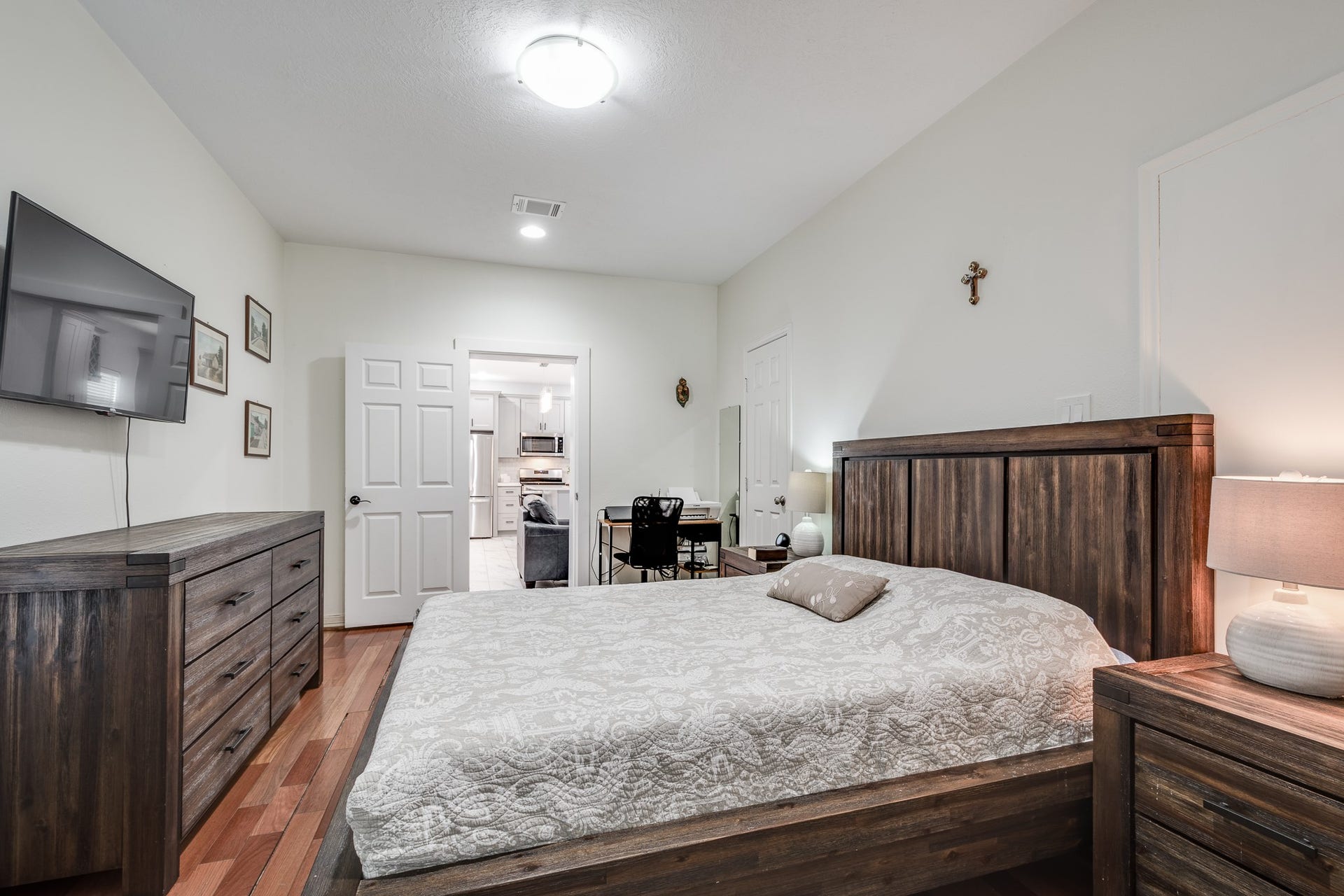 305 Hill Brook Lane, Conroe, TX 77385 Primary bed of casita.