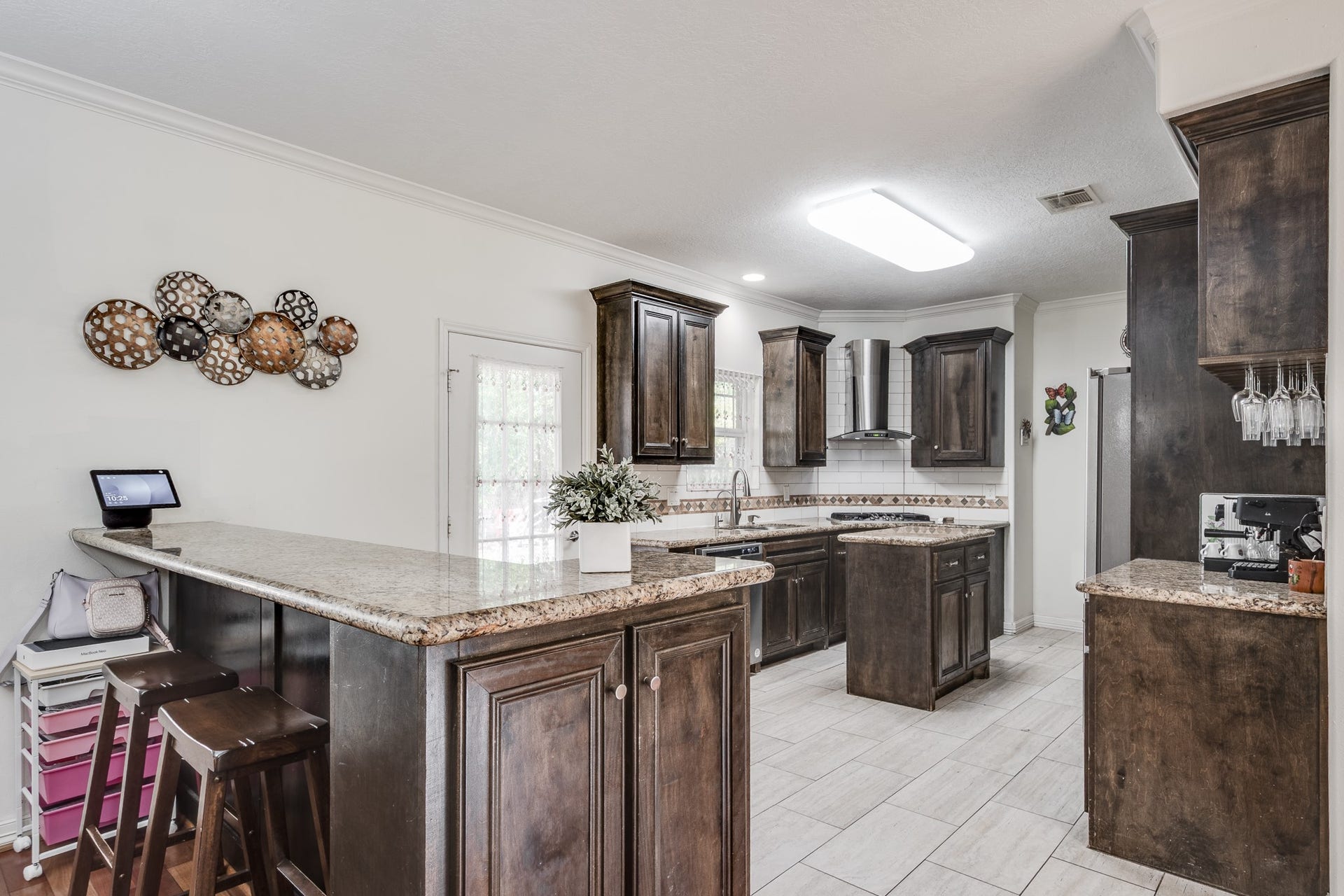 305 Hill Brook Lane, Conroe, TX 77385 Custom kitchen with granite countertops and real wood cabinets.