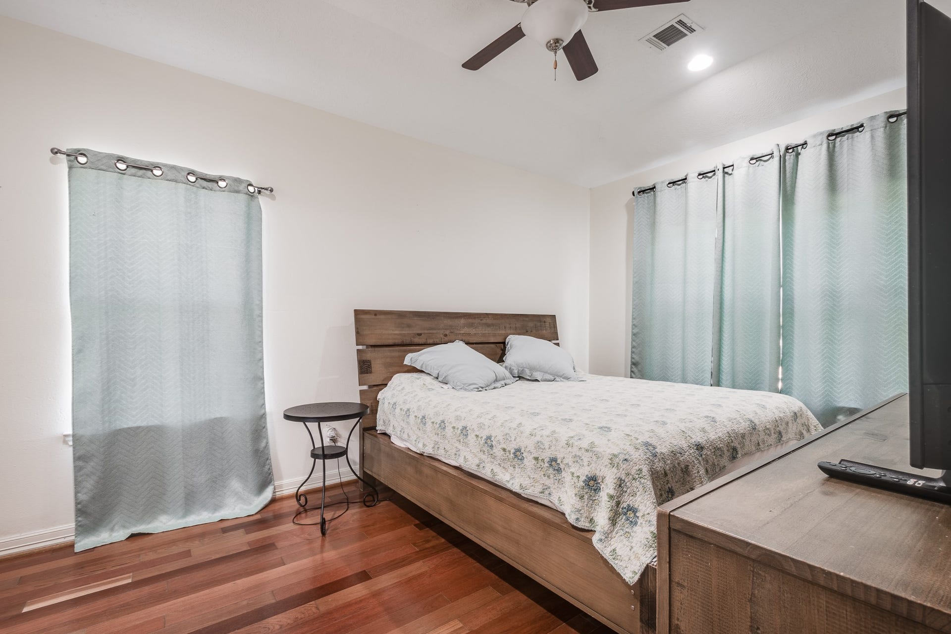 305 Hill Brook Lane, Conroe, TX 77385 Primary bedroom