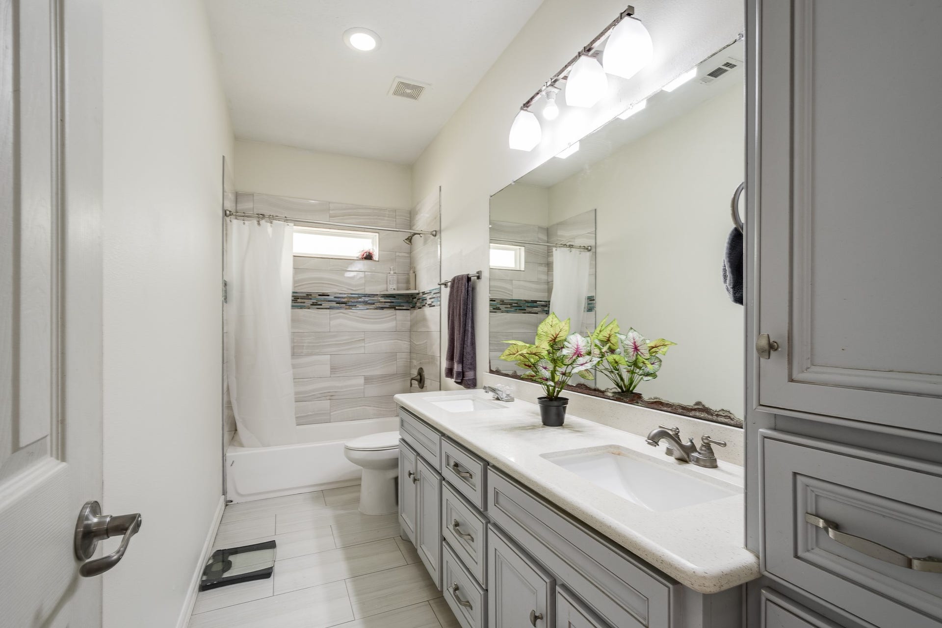 305 Hill Brook Lane, Conroe, TX 77385 Upstairs full bathroom with double vanity and tub shower combo.
