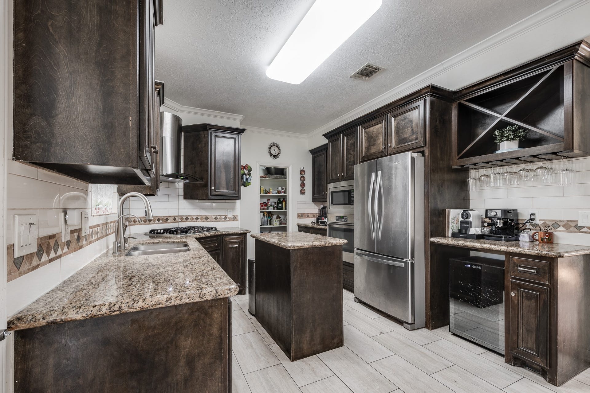 305 Hill Brook Lane, Conroe, TX 77385 Inset oven and dry bar.