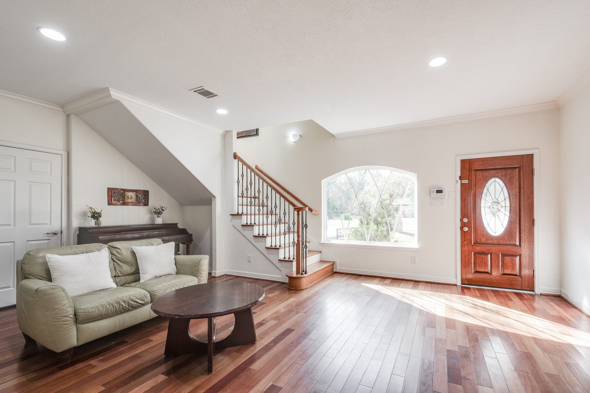 305 Hill Brook Lane, Conroe, TX 77385 Cozy home with great natural lighting