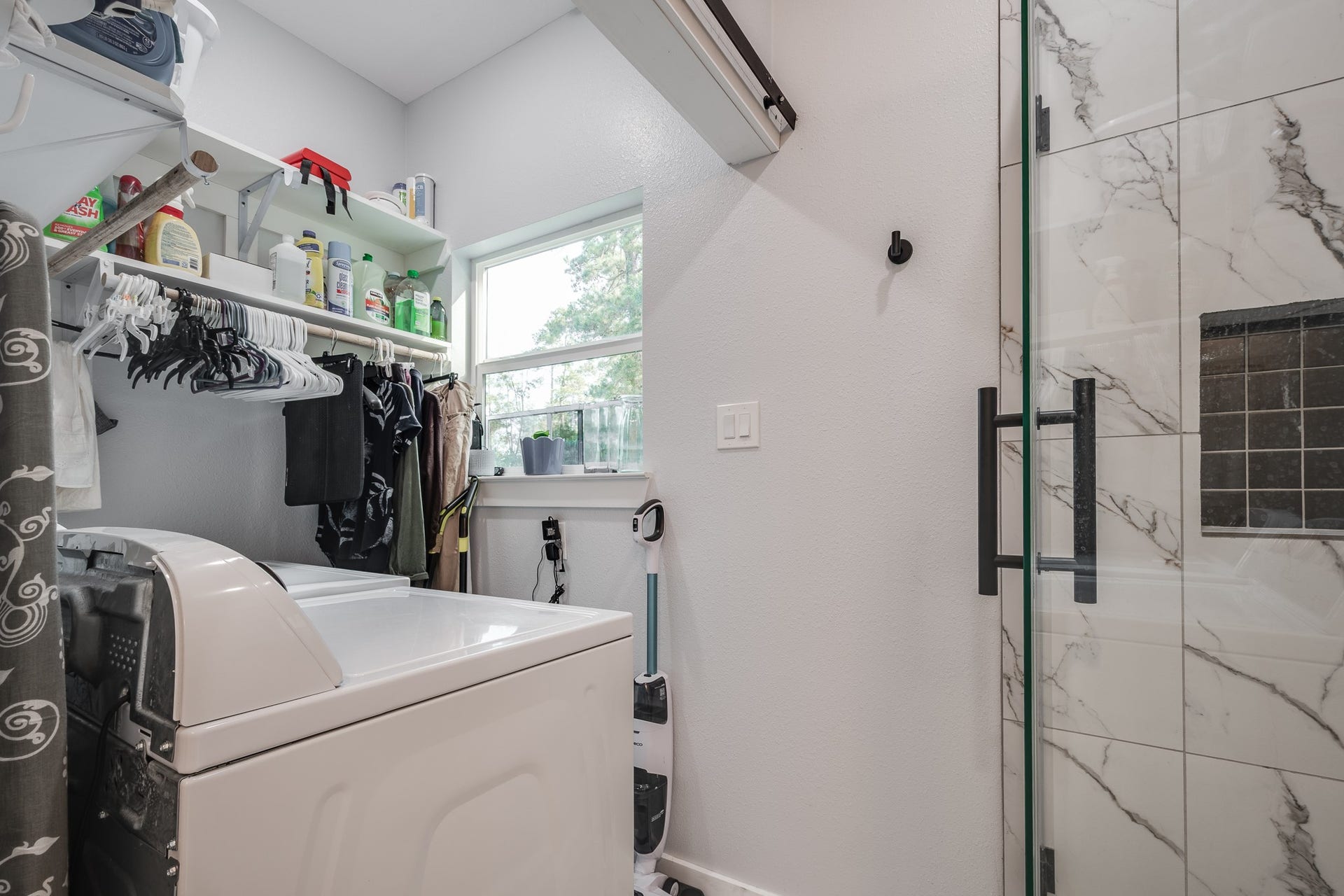 305 Hill Brook Lane, Conroe, TX 77385 Full size washer and dryer for casita.