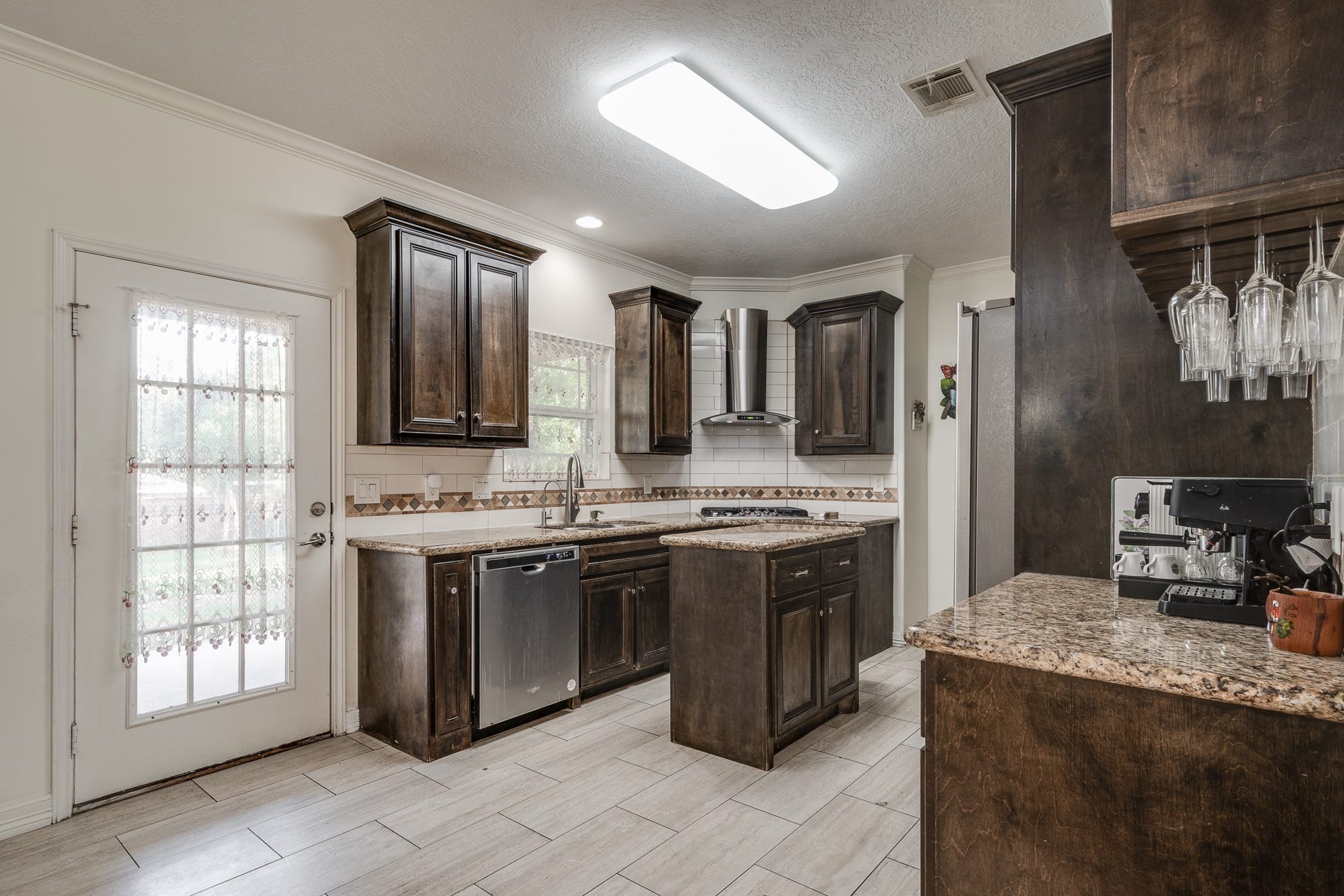 305 Hill Brook Lane, Conroe, TX 77385 Access to the back patio.