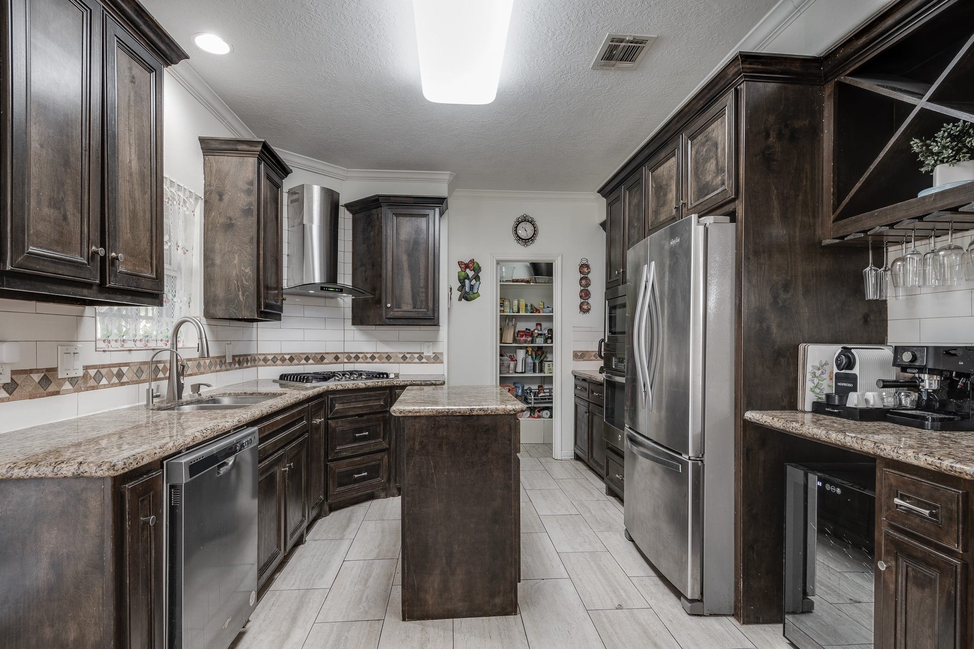 305 Hill Brook Lane, Conroe, TX 77385 Oversized pantry