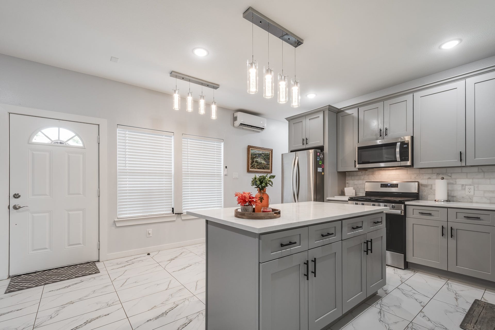 305 Hill Brook Lane, Conroe, TX 77385 Space for a breakfast table.