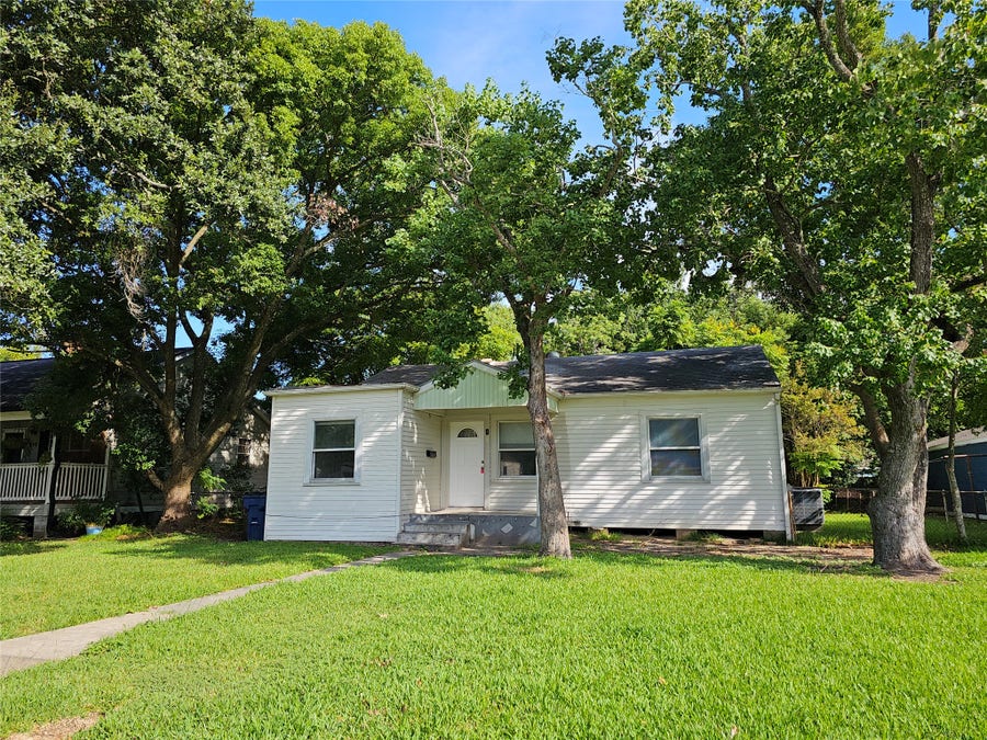 Property photo for 806 17th Avenue N, Texas City, TX