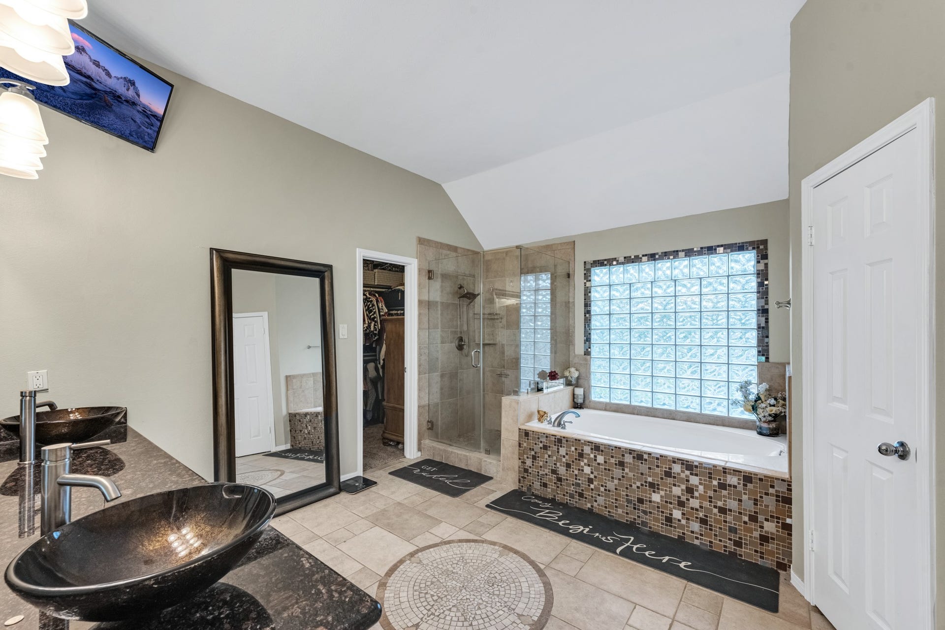 3514 Corbett Court, Missouri City, TX 77459 The primary bathroom offers dual sinks, soaking tub, separate shower and a large walk in closet.