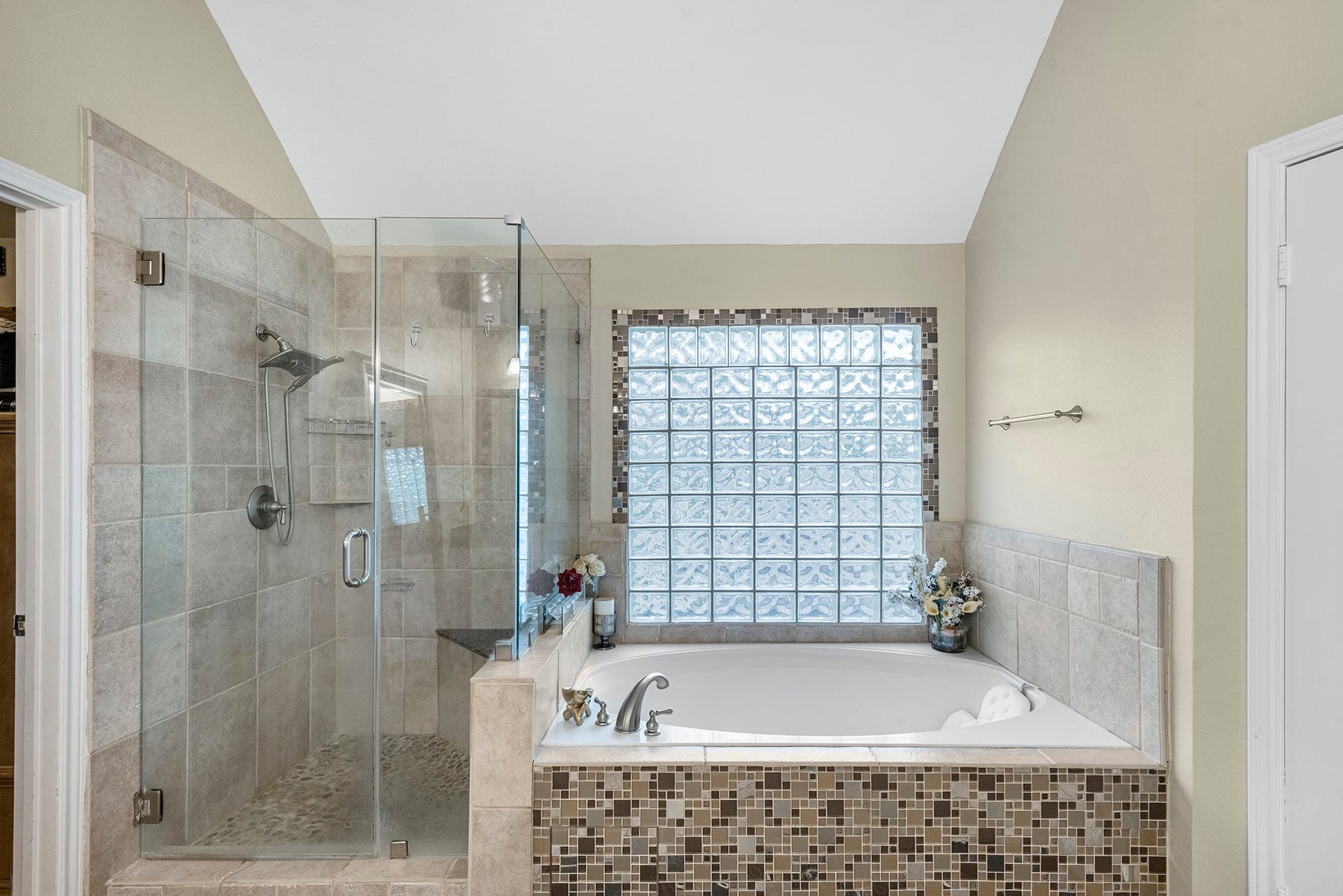 3514 Corbett Court, Missouri City, TX 77459 Soaking tub and separate shower.
