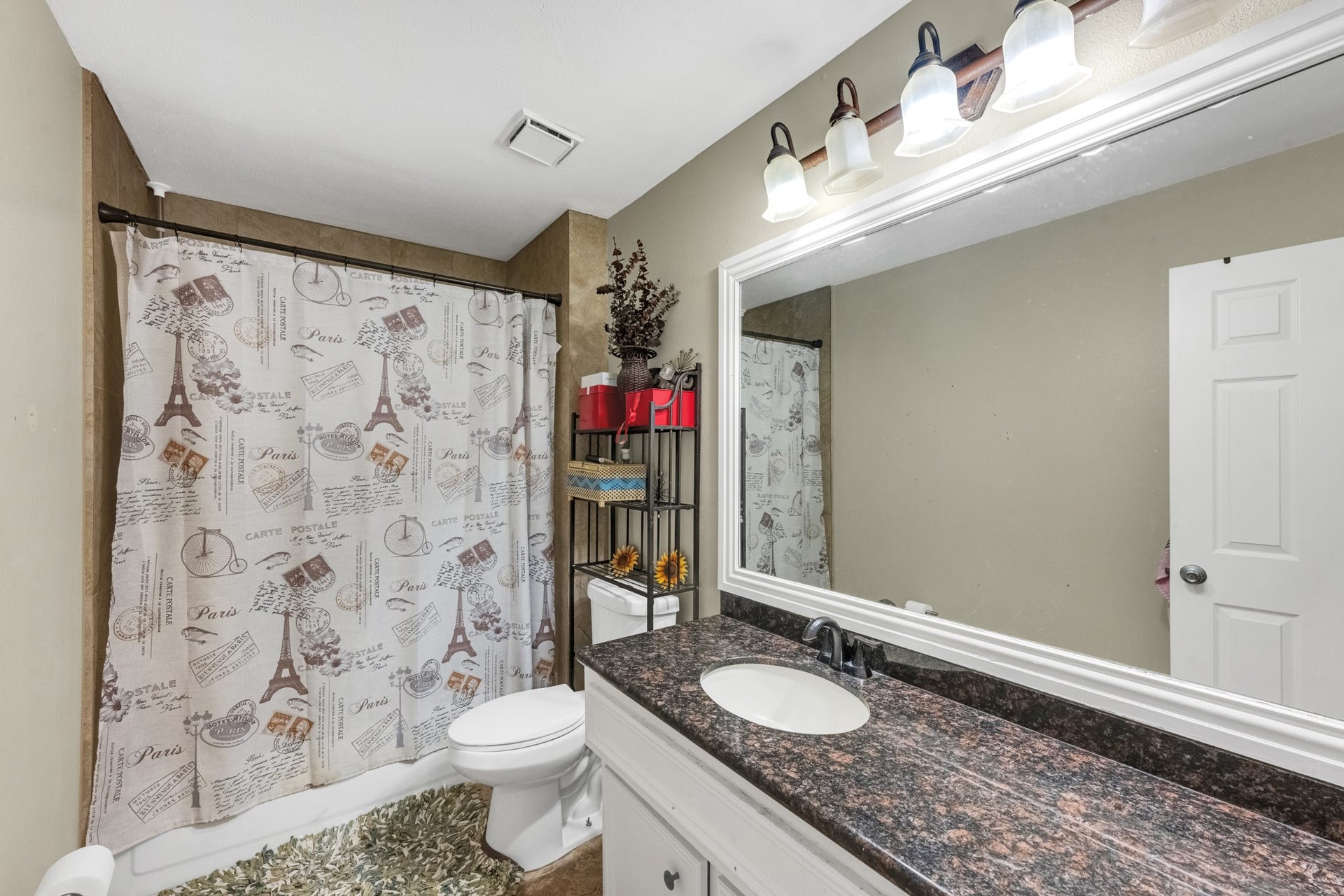 3514 Corbett Court, Missouri City, TX 77459 Full guest bathroom upstairs