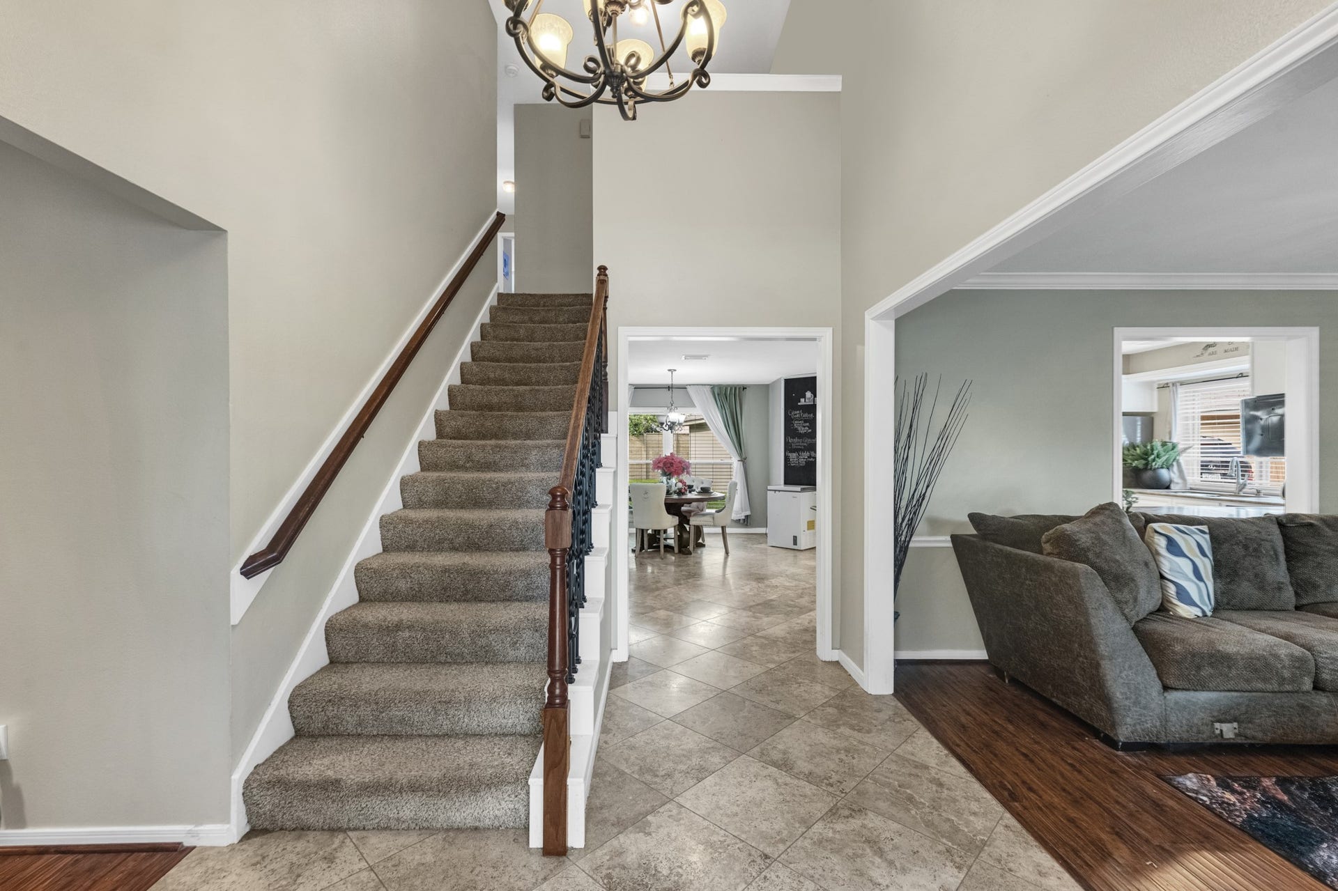 3514 Corbett Court, Missouri City, TX 77459 Beautiful entry with tall ceilings.