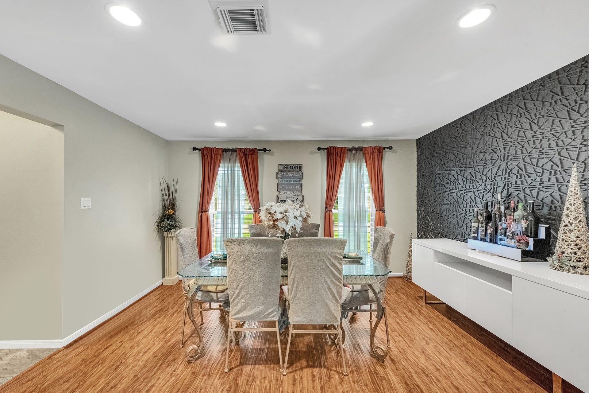 3514 Corbett Court, Missouri City, TX 77459 The formal dining room with beautiful accent wall.