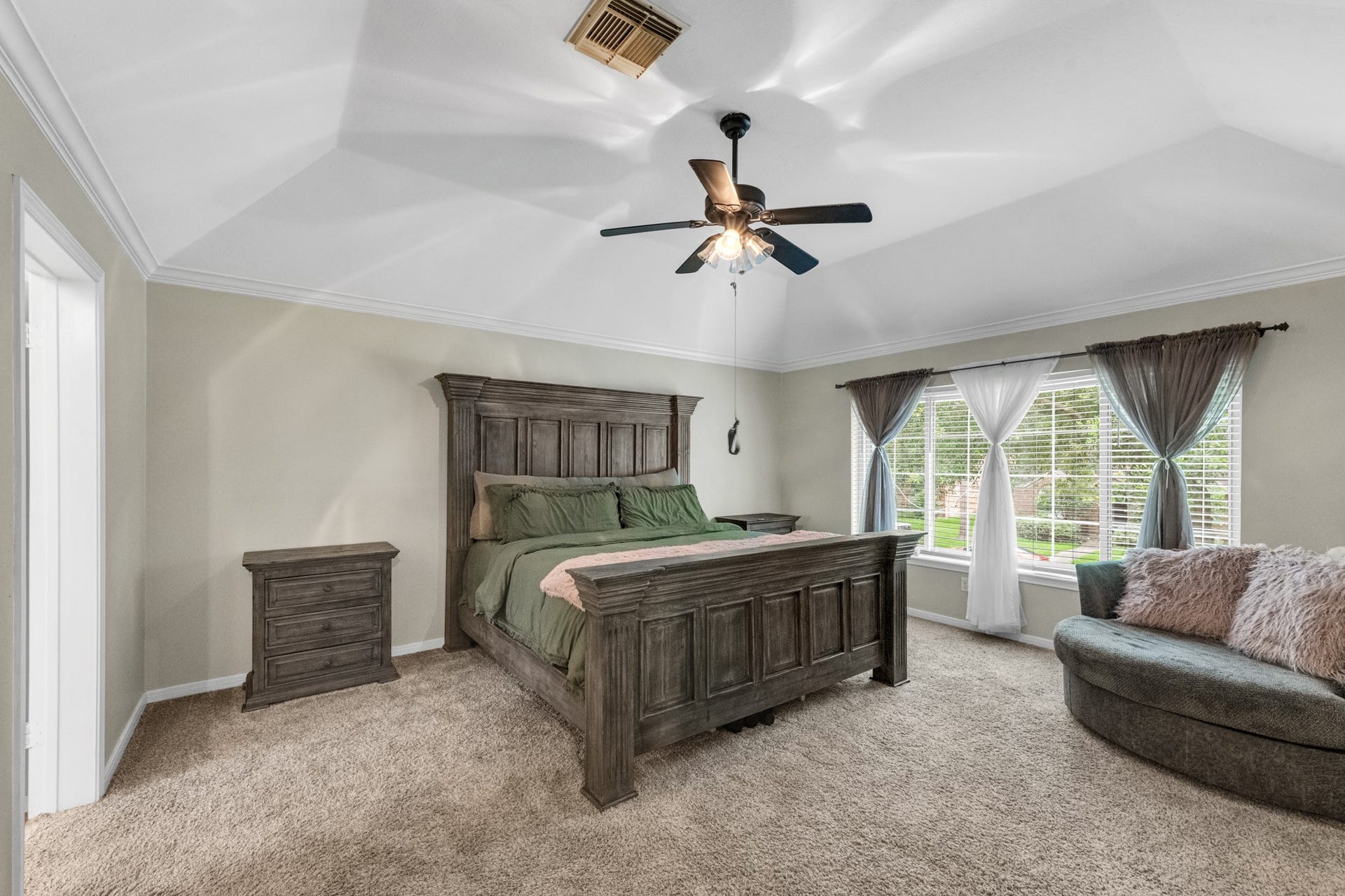 3514 Corbett Court, Missouri City, TX 77459 The spacious primary suite features soaring ceilings, abundant natural light, and a bright, airy feel that creates the perfect private retreat.
