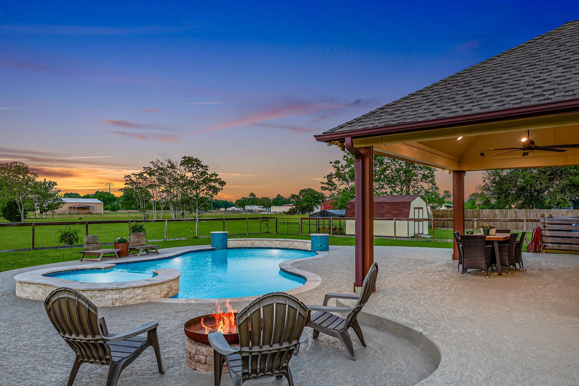 12751 County Road 283, Alvin, TX 77511 Stunning views of the Texas sunsets right from your own back yard oasis!