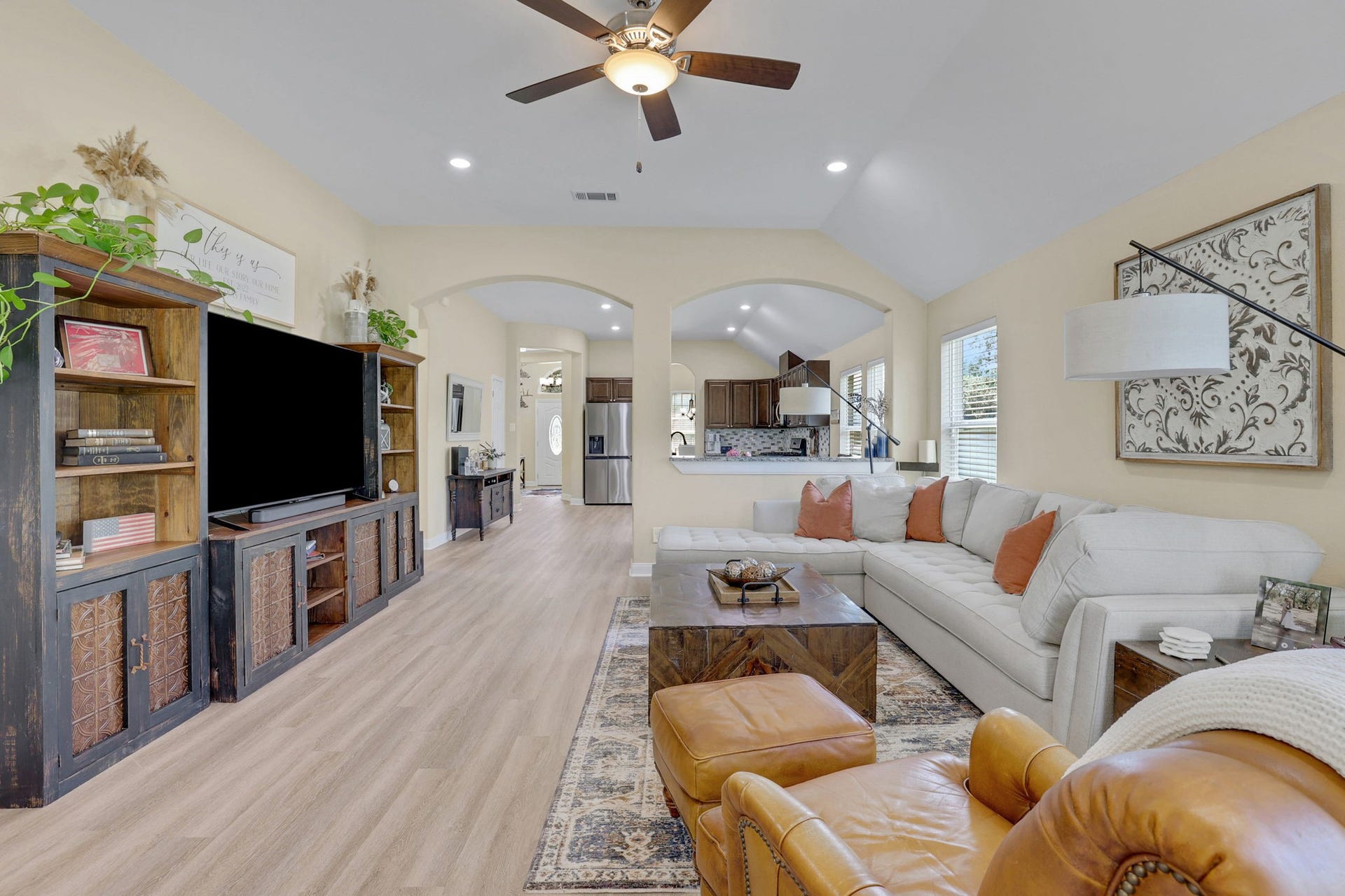 12751 County Road 283, Alvin, TX 77511 This open concept family space is perfect for family gatherings