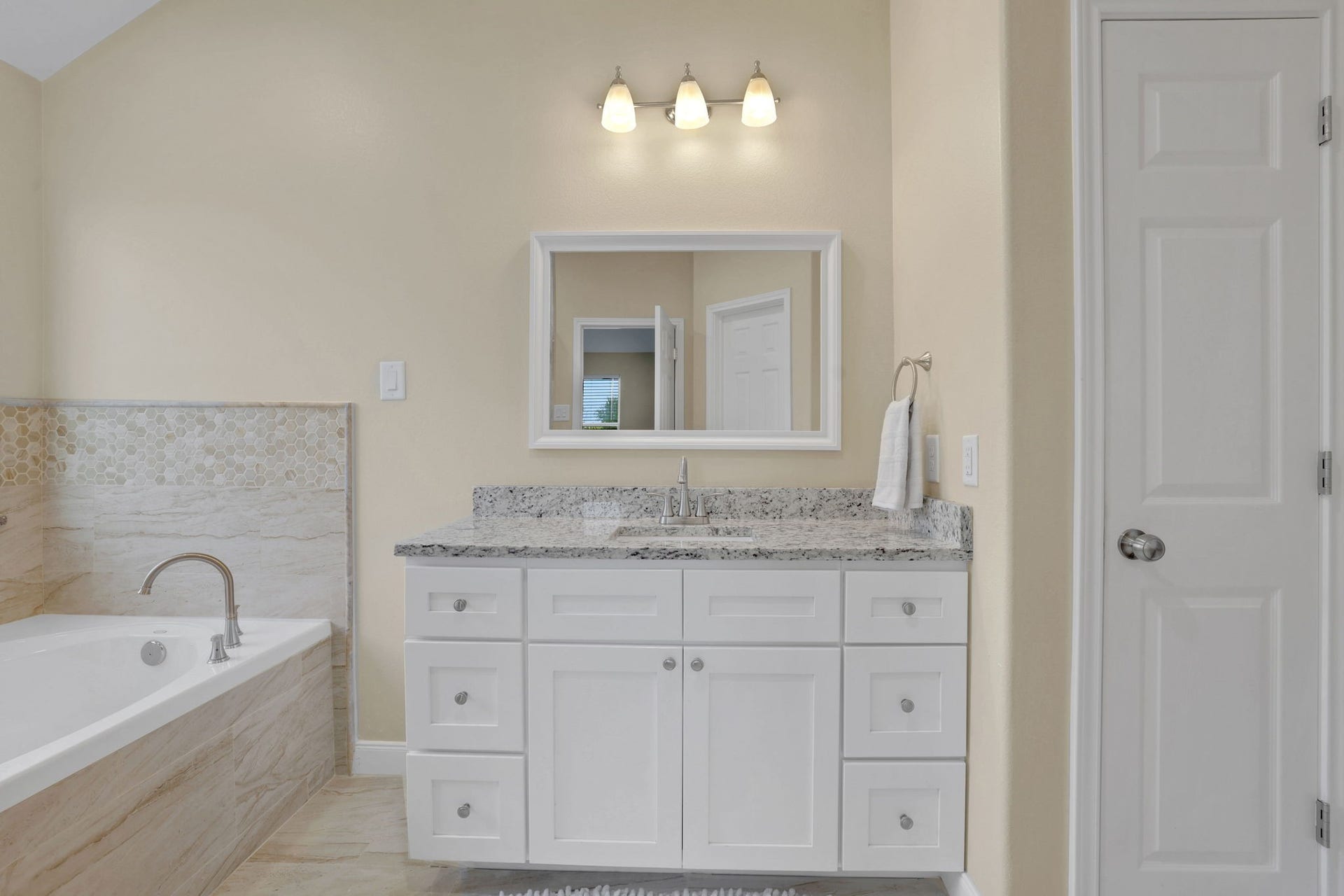 12751 County Road 283, Alvin, TX 77511 Primary bathroom w/granite countertops