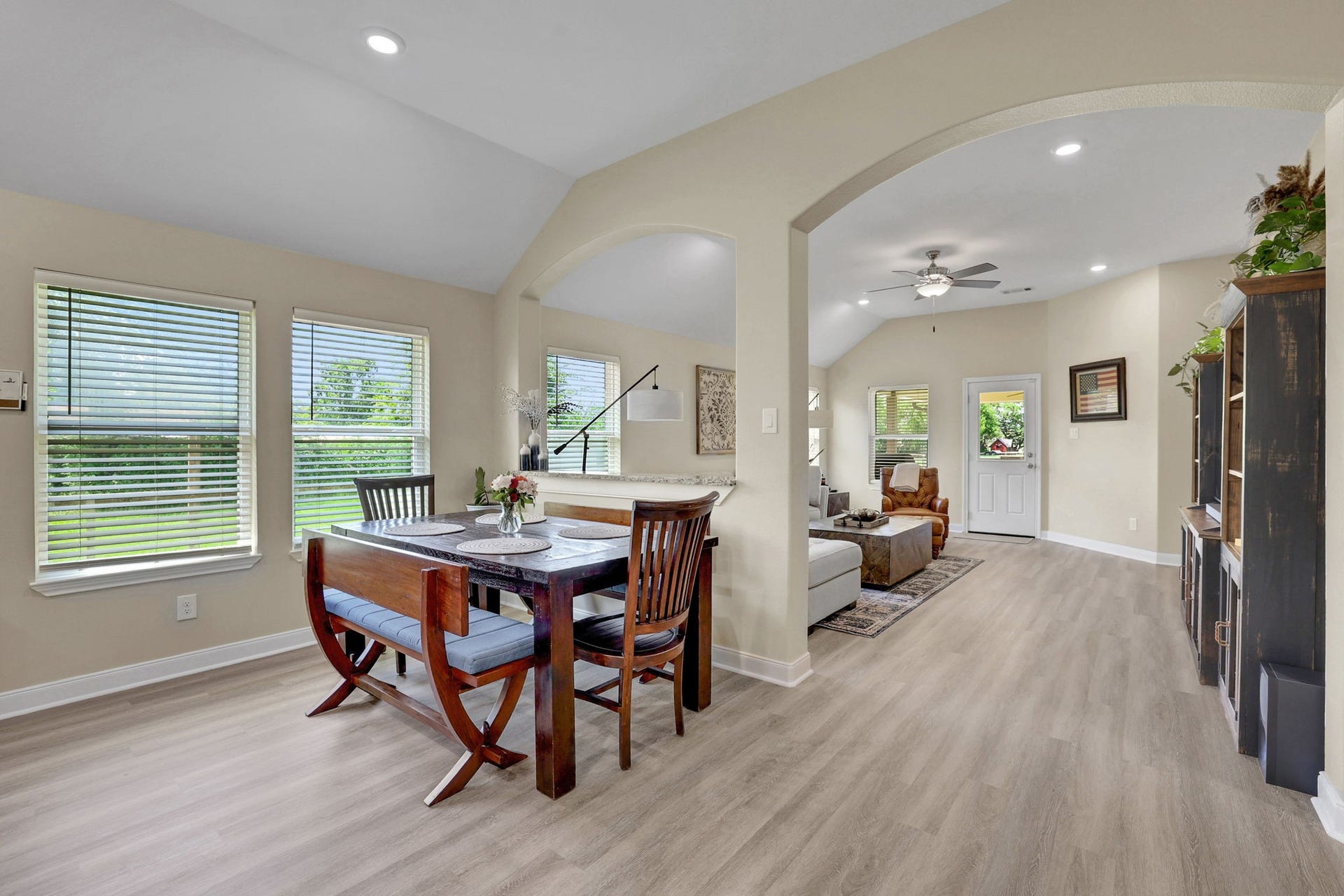12751 County Road 283, Alvin, TX 77511 Breakfast room looking toward the family room