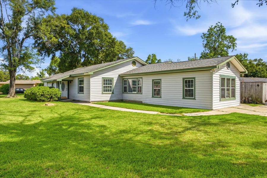 Property photo for 311 Burnett Drive, Baytown, TX