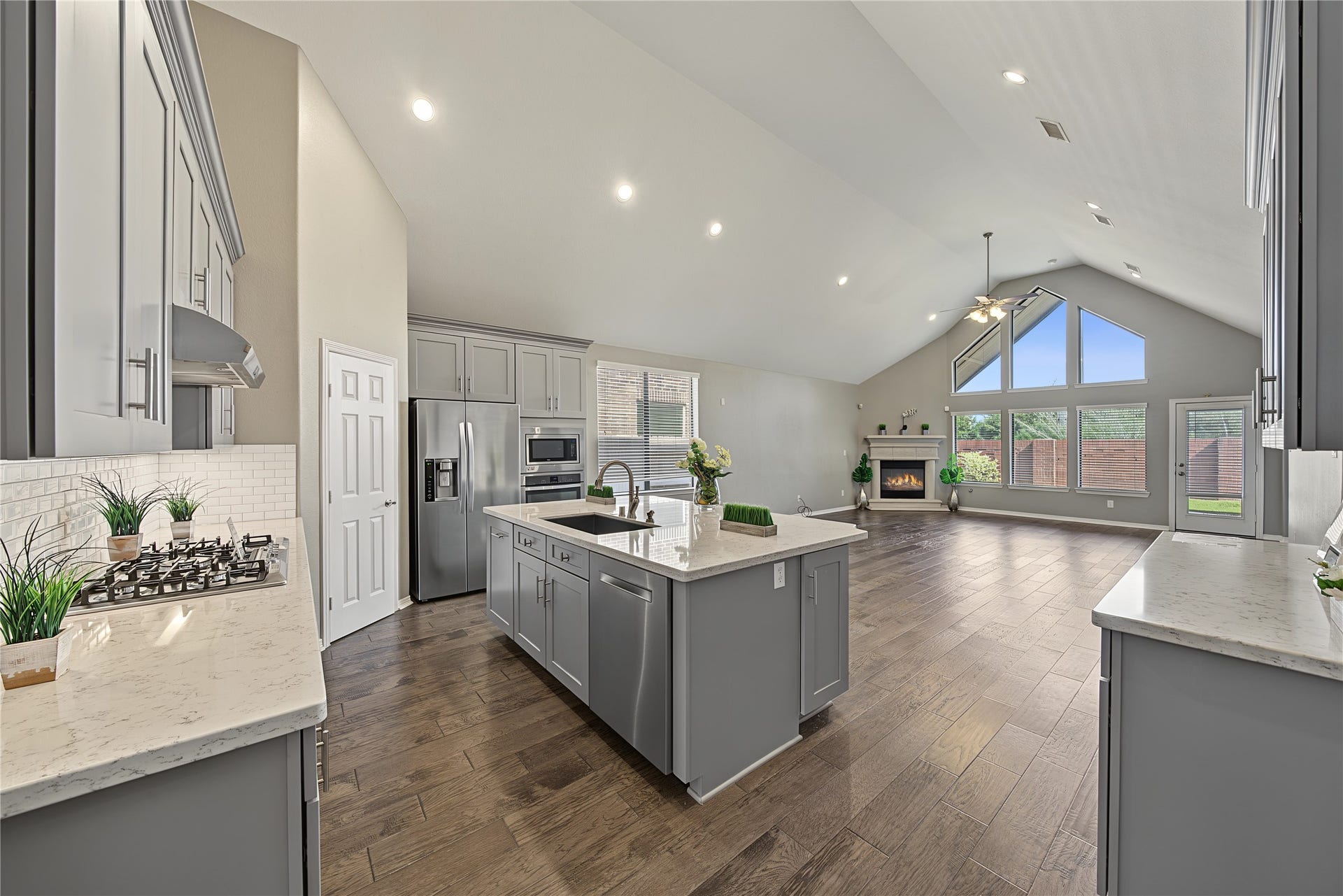 6723 Sotoria Lane, Sugar Land, TX 77479 Grand living: you have it all!