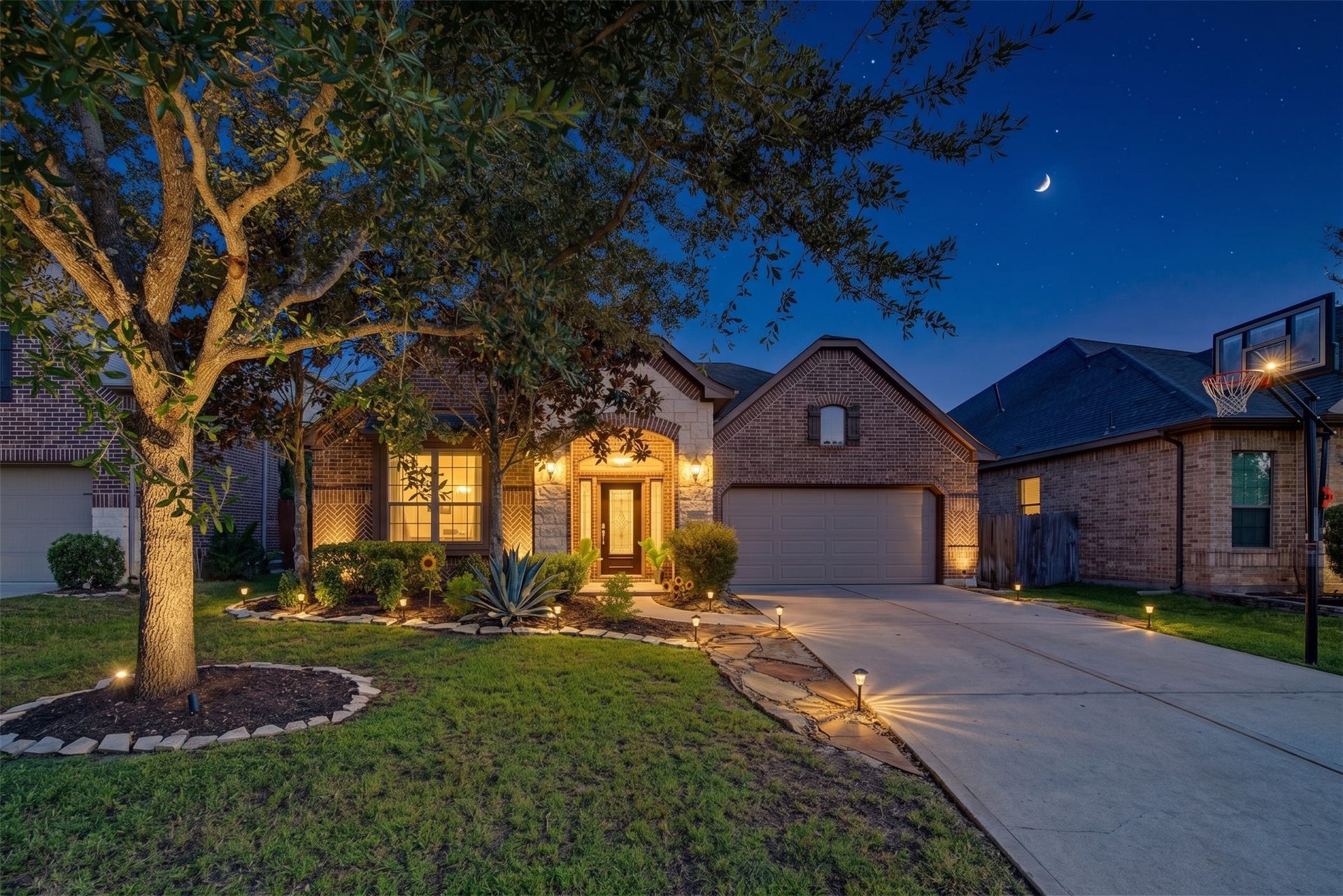6723 Sotoria Lane, Sugar Land, TX 77479 Welcome to whole brick home, NO STUCCO