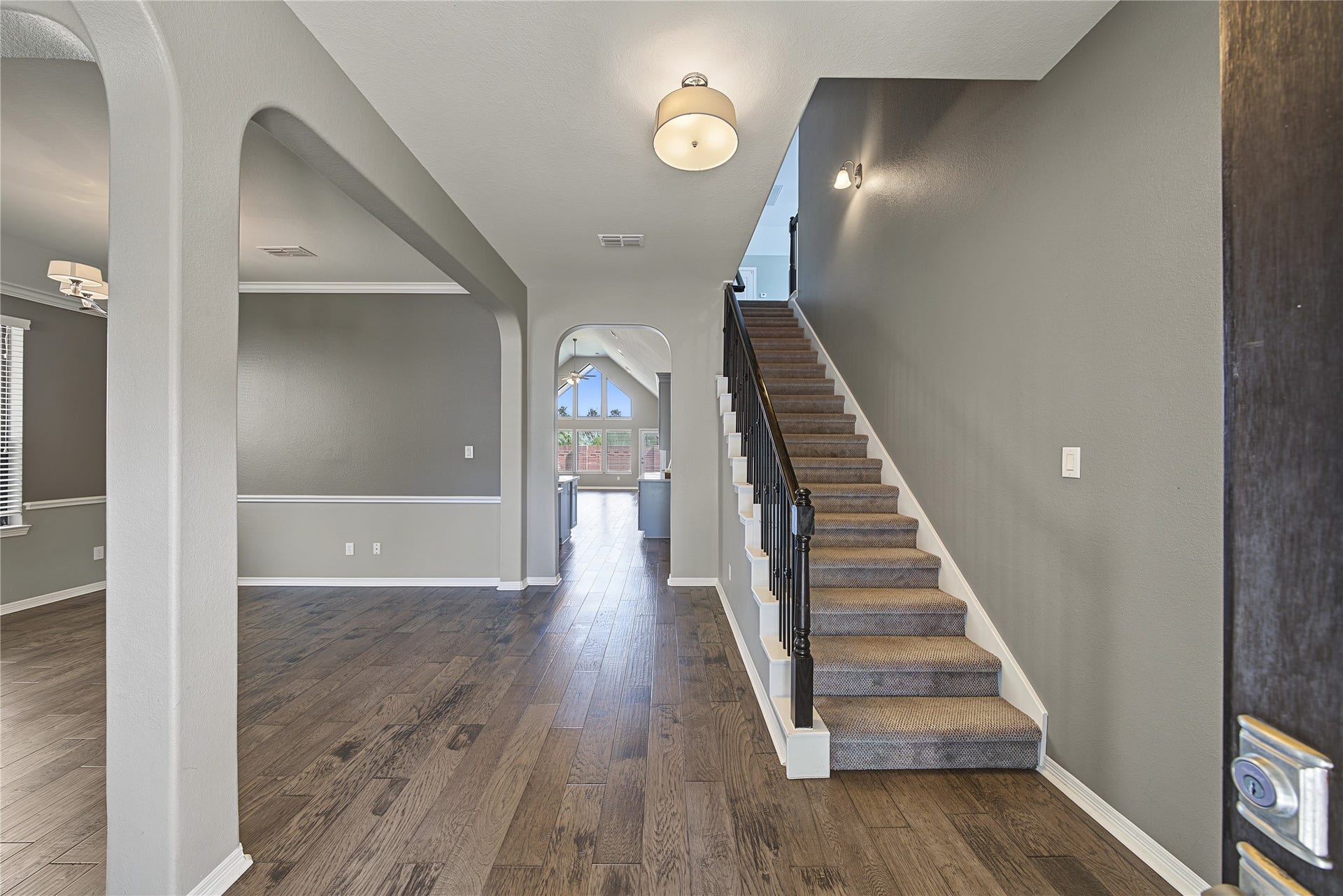 6723 Sotoria Lane, Sugar Land, TX 77479 Love in first sight: left, formal dining and formal living. At right, it is toward to huge game room & half bathroom at upstair.