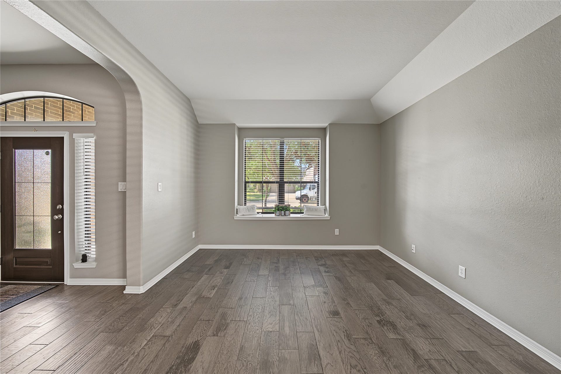 6723 Sotoria Lane, Sugar Land, TX 77479 Formal living: face front, nice bay window, it can be your office/study