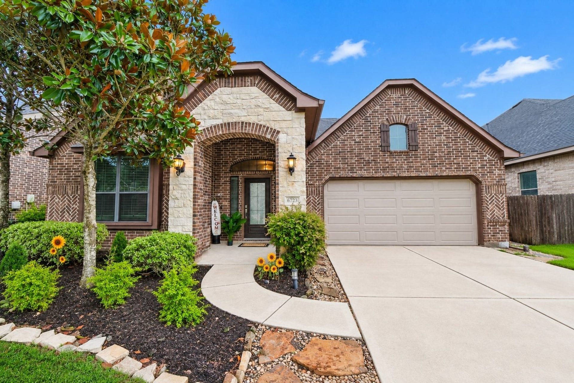 6723 Sotoria Lane, Sugar Land, TX 77479 Welcome home to this beautiful, well maintained 1.5-story brick and stone residence in the master-planned community of Riverstone!