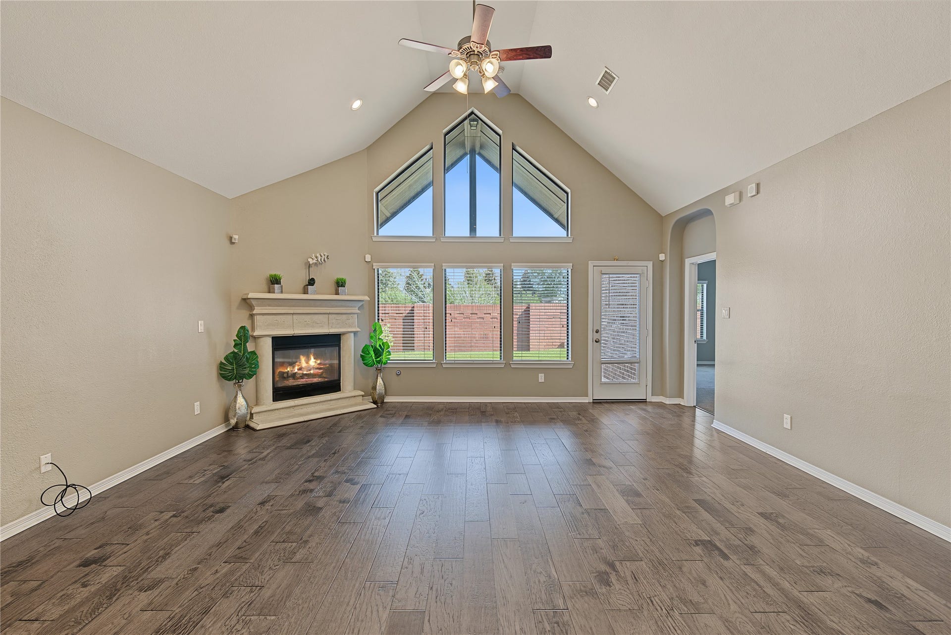 6723 Sotoria Lane, Sugar Land, TX 77479 open layout features dramatic high ceilings and gorgeous hardwood floors