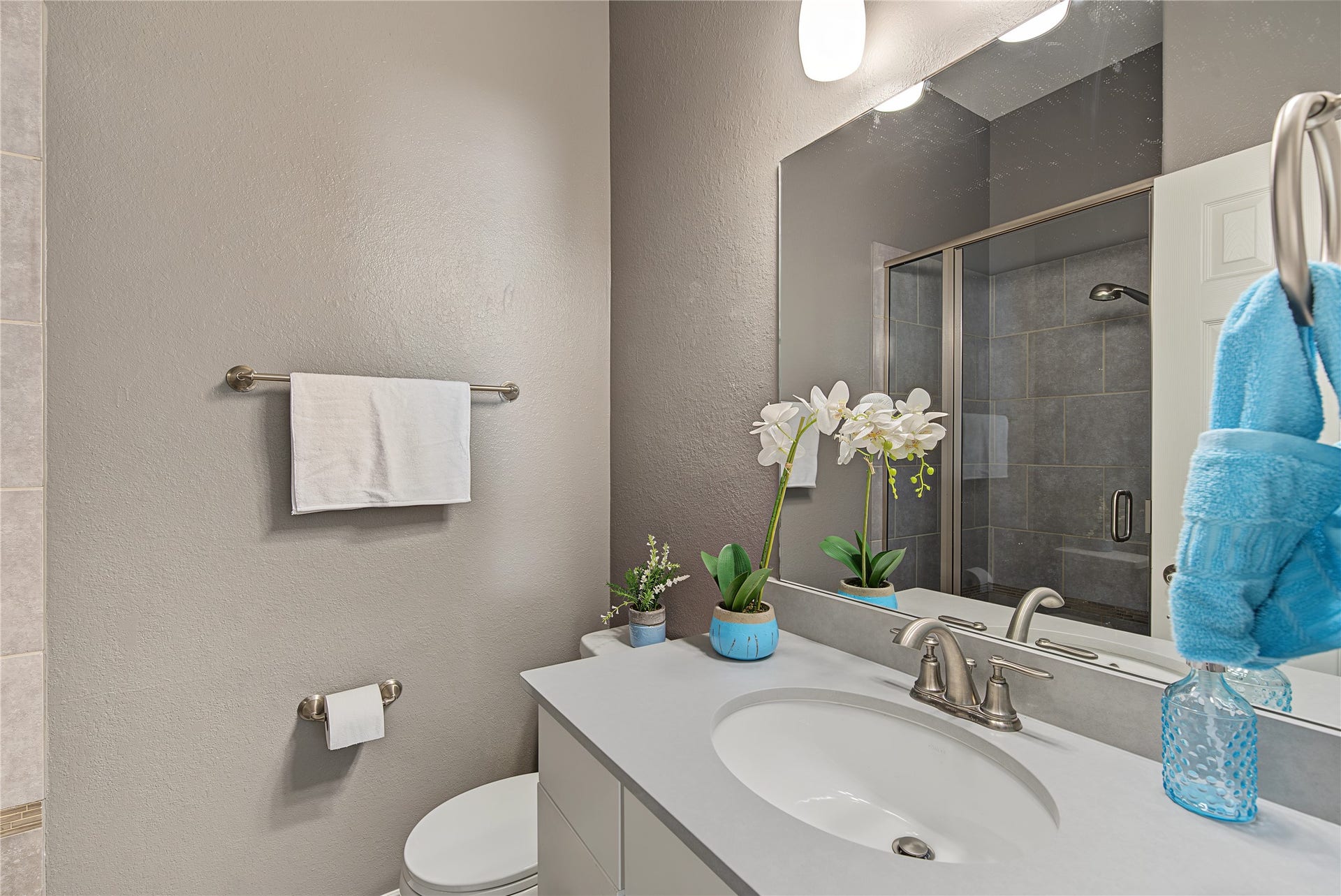 6723 Sotoria Lane, Sugar Land, TX 77479 Guest shared bathroom-3rd full bathroom with tub