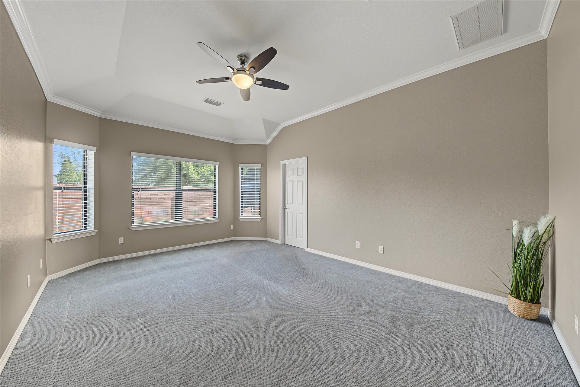 6723 Sotoria Lane, Sugar Land, TX 77479 Primary bedroom: bright, sunny , Relax in the primary suite