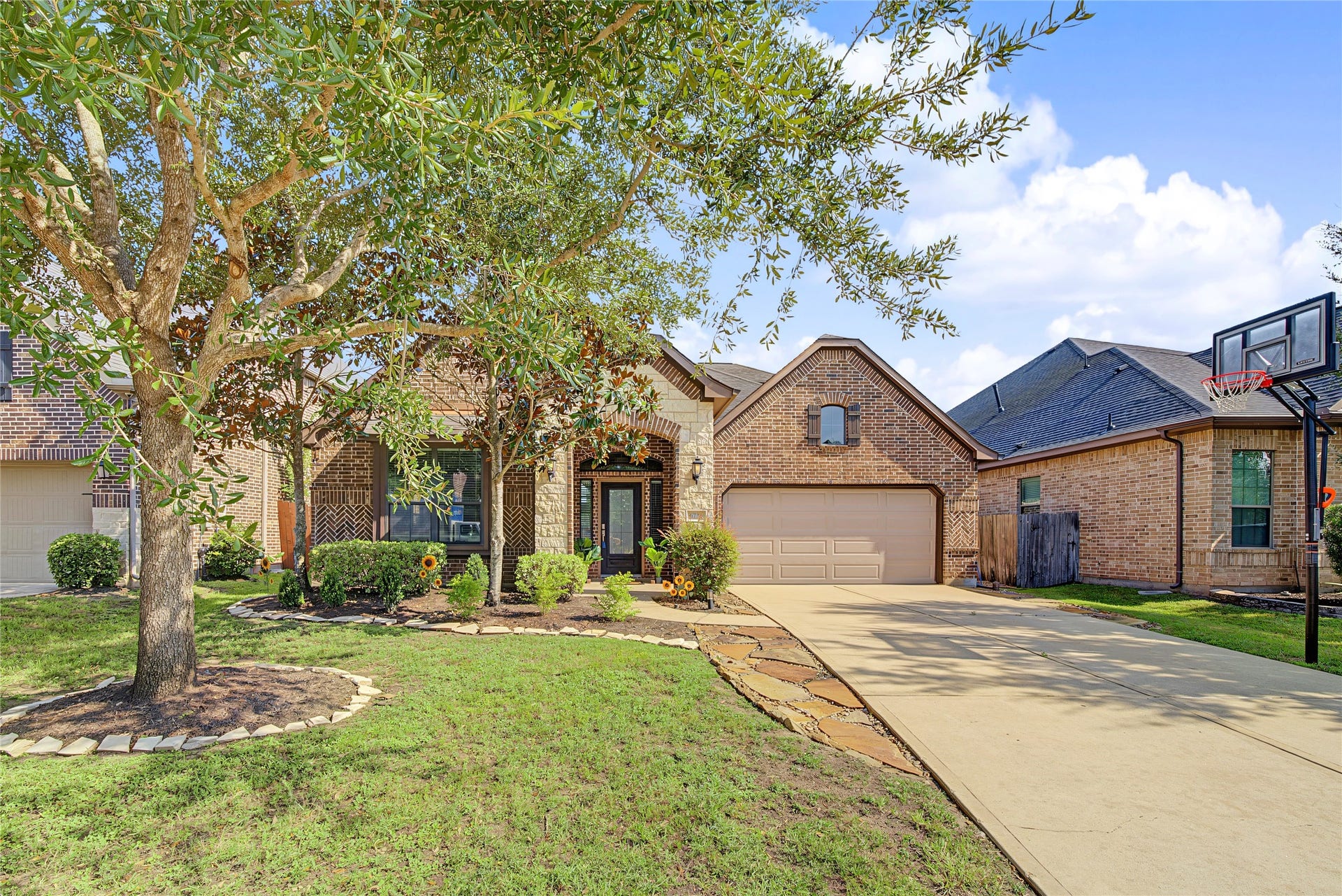 6723 Sotoria Lane, Sugar Land, TX 77479 nice, clean, well-kept , ready to play basketball!