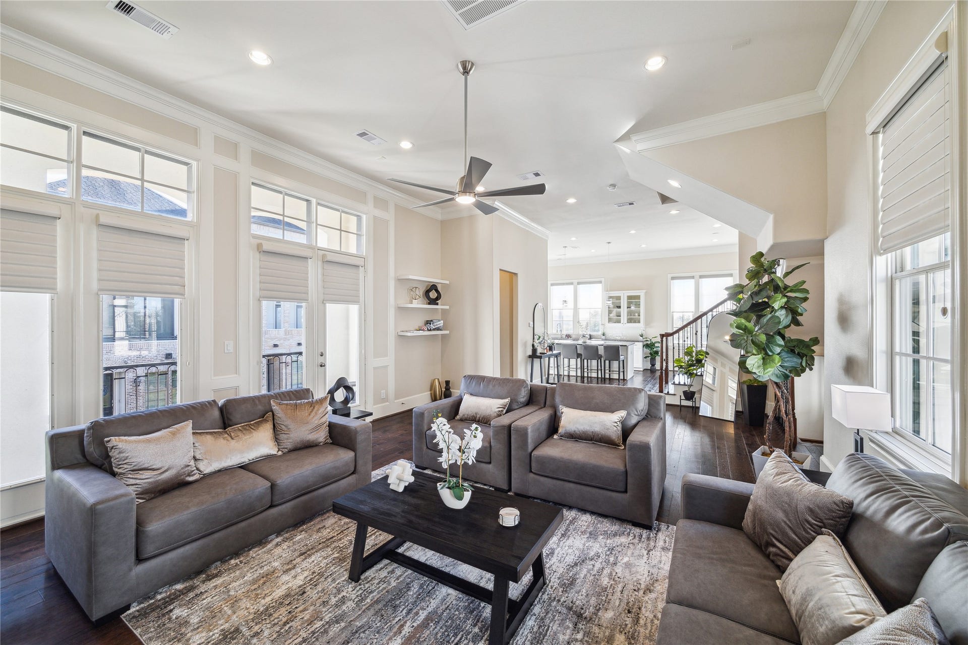 9455 Fannin Street, Houston, TX 77045 Grand open living space! Relax, entertain, the options are endless!!