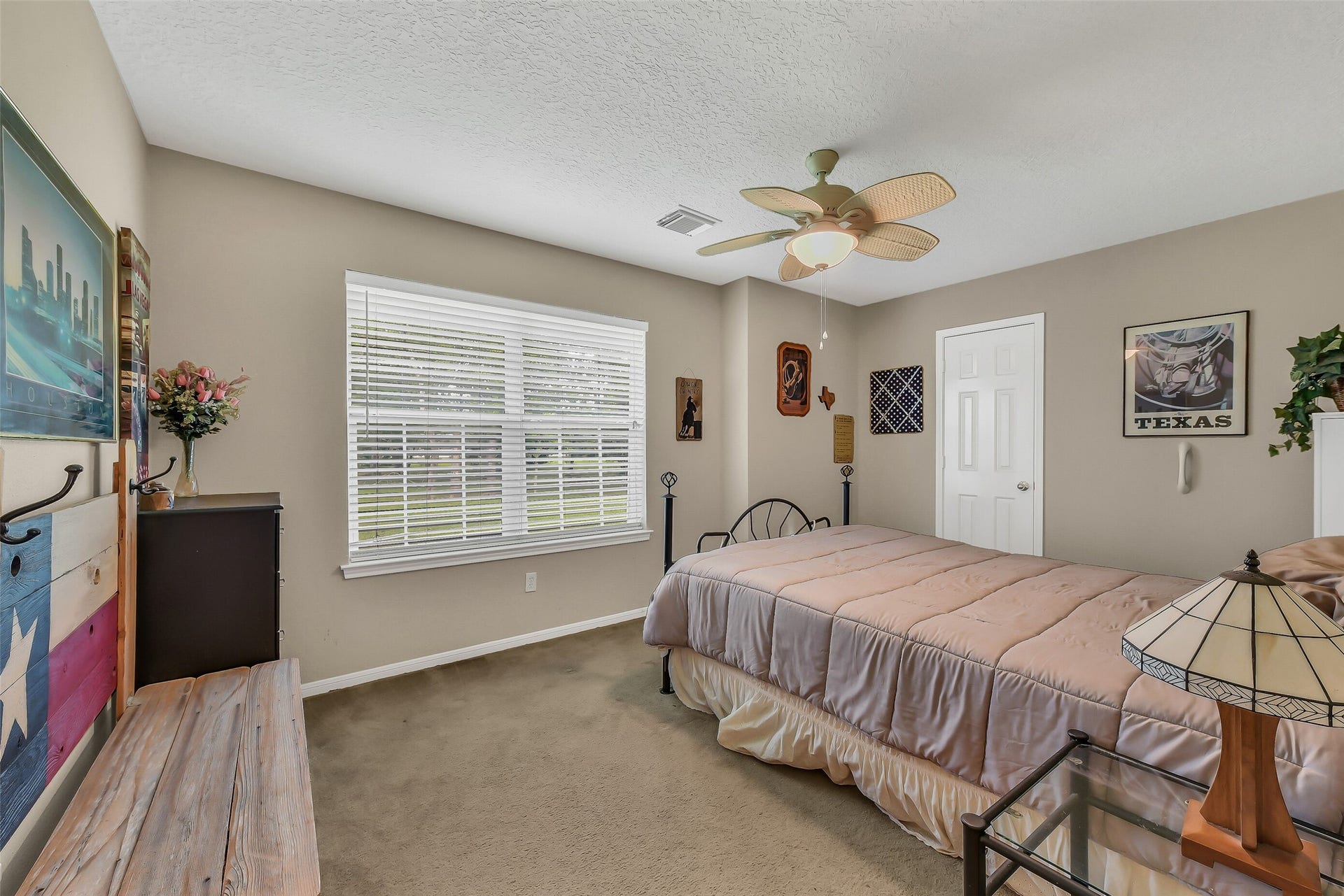 16523 County Road 191, Alvin, TX 77511 The guest room is oversized.