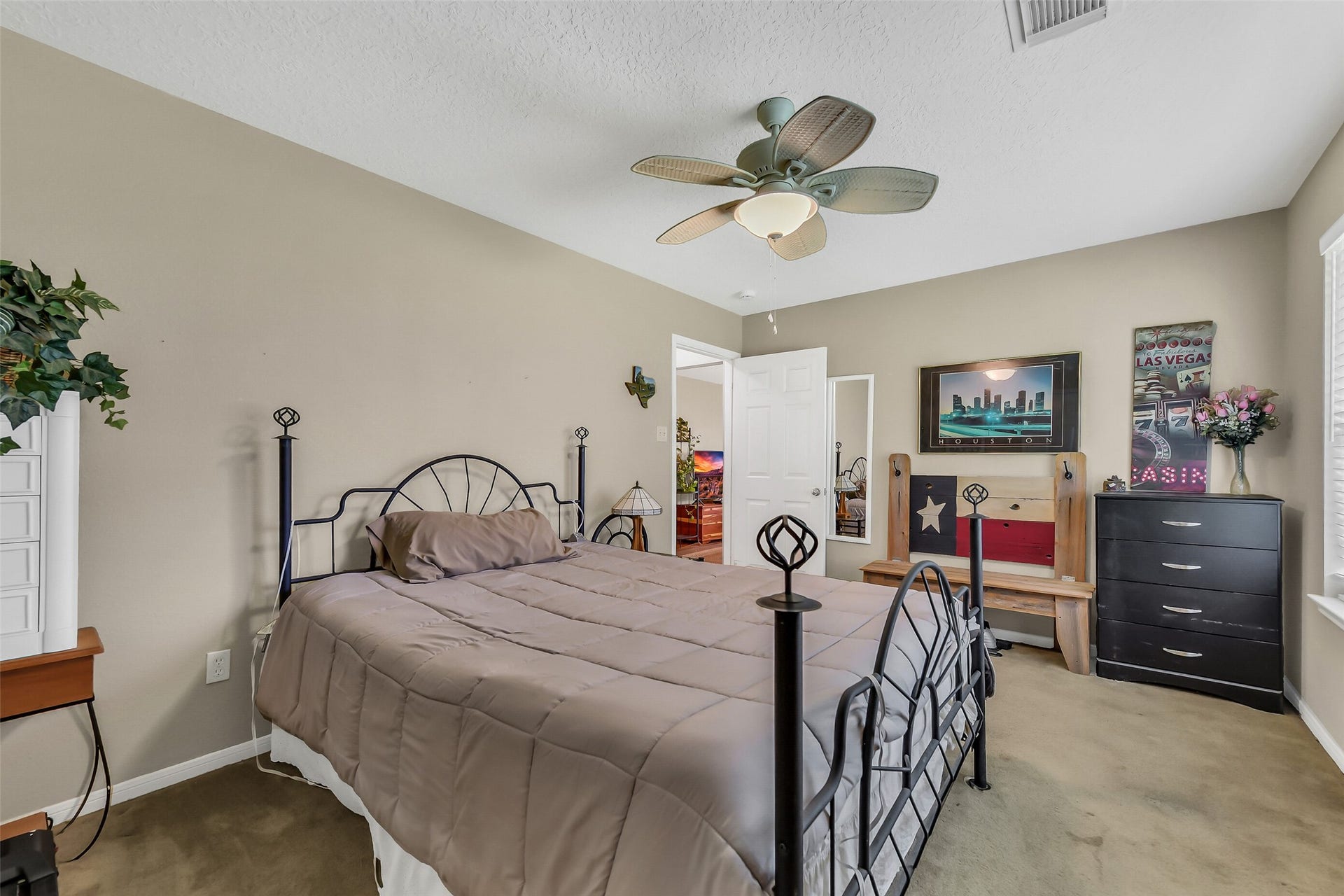 16523 County Road 191, Alvin, TX 77511 All rooms have ceiling fans and views of the property.
