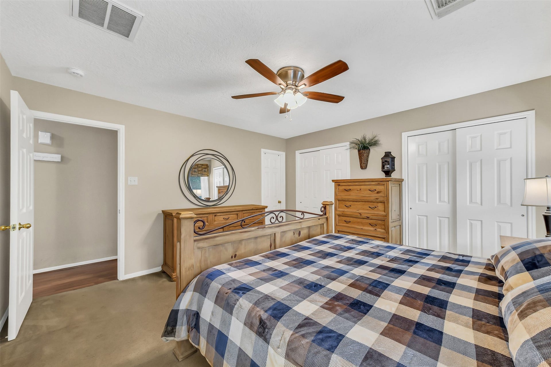 16523 County Road 191, Alvin, TX 77511 This bedroom has dual closets plus a walk-in.