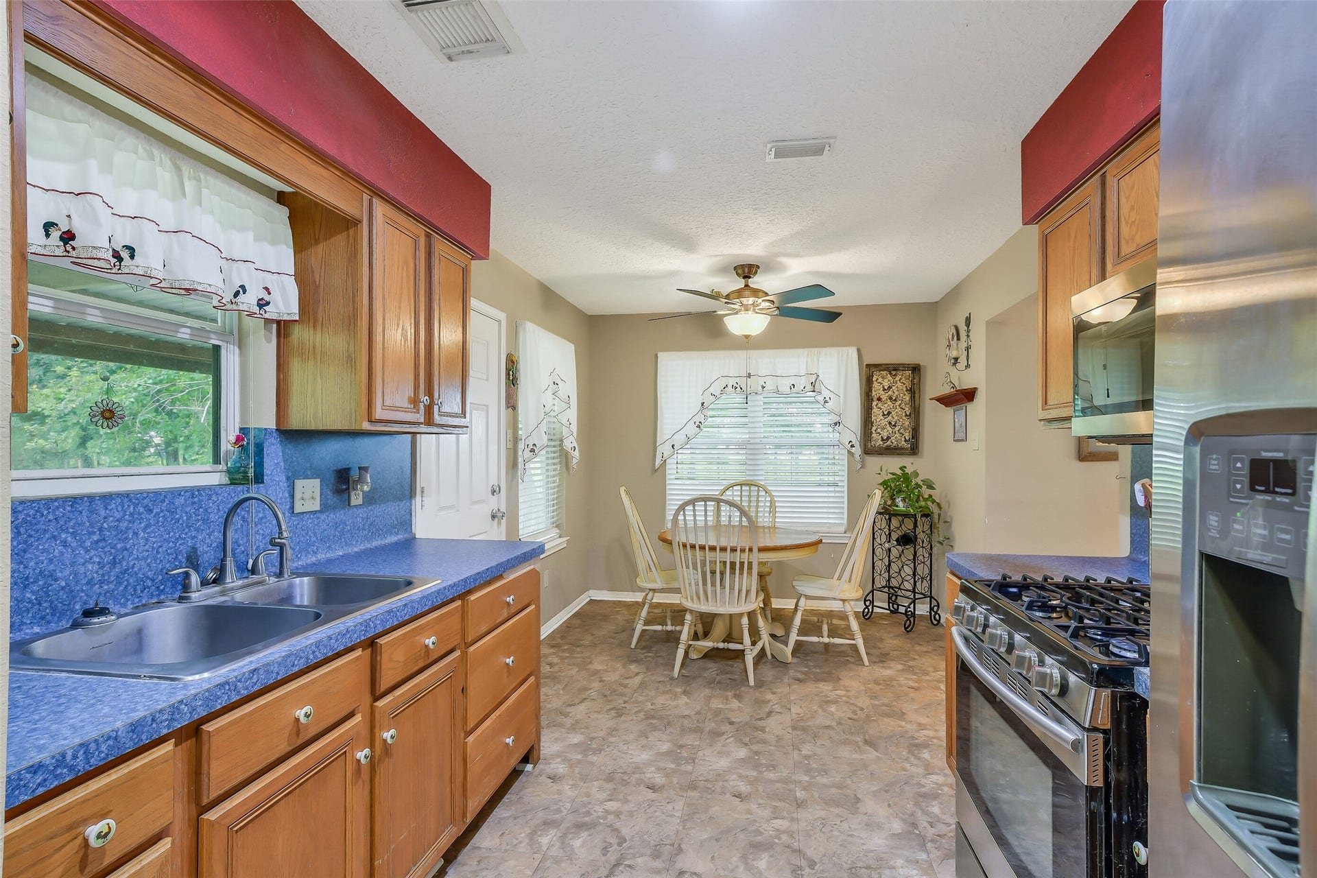 16523 County Road 191, Alvin, TX 77511 Stainless appliances stay as does the washer and dryer.